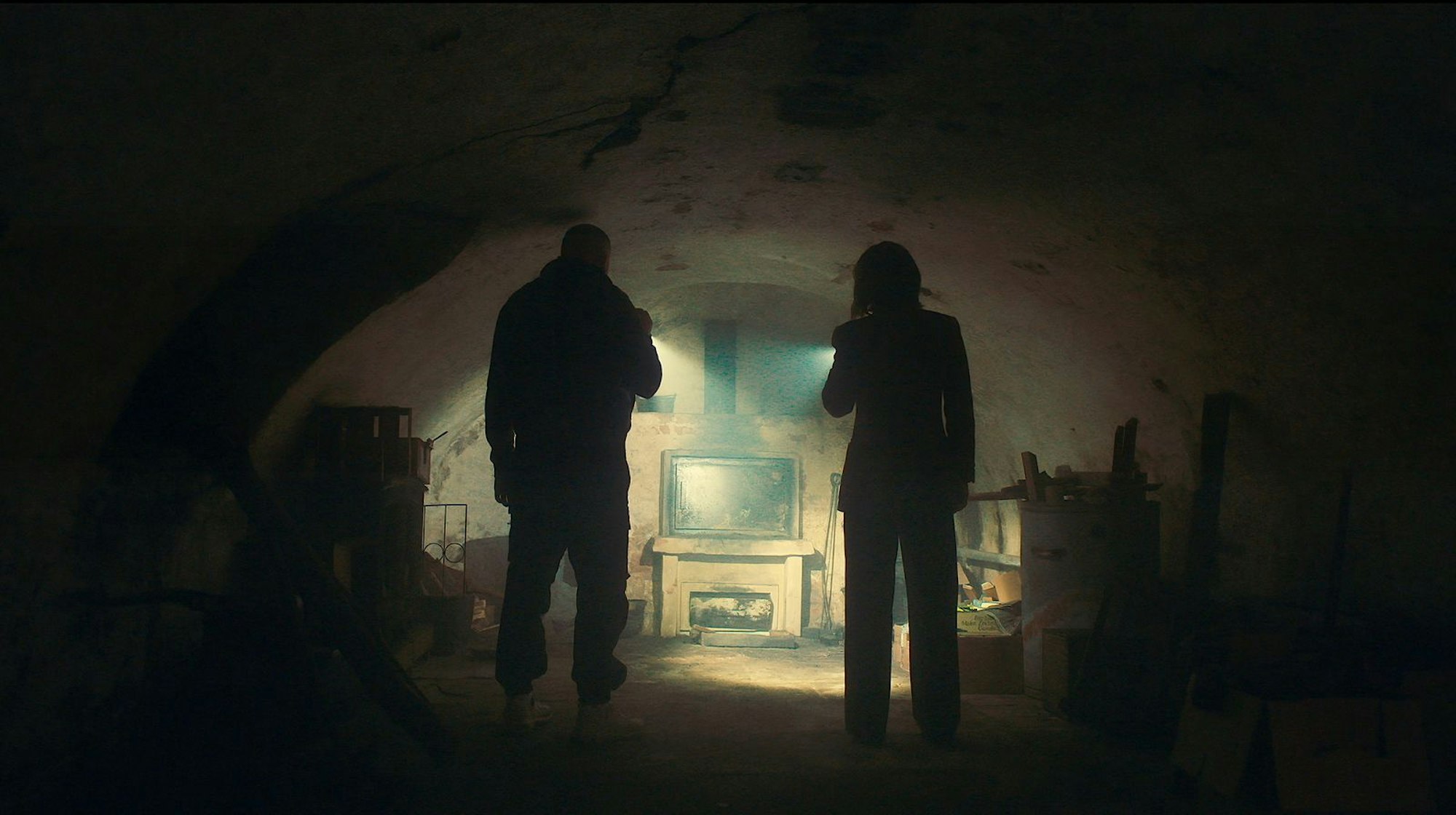 Auch wenn ihr zweiter Fall „Licht“ benannt ist: Maryam Azadi (Melika Foroutan) und Hamza Kulina (Edin Hasanovic) steigen hinab in die Dunkelheit. (Bild: HR/Sommerhaus/Tatiana Vdovenko)