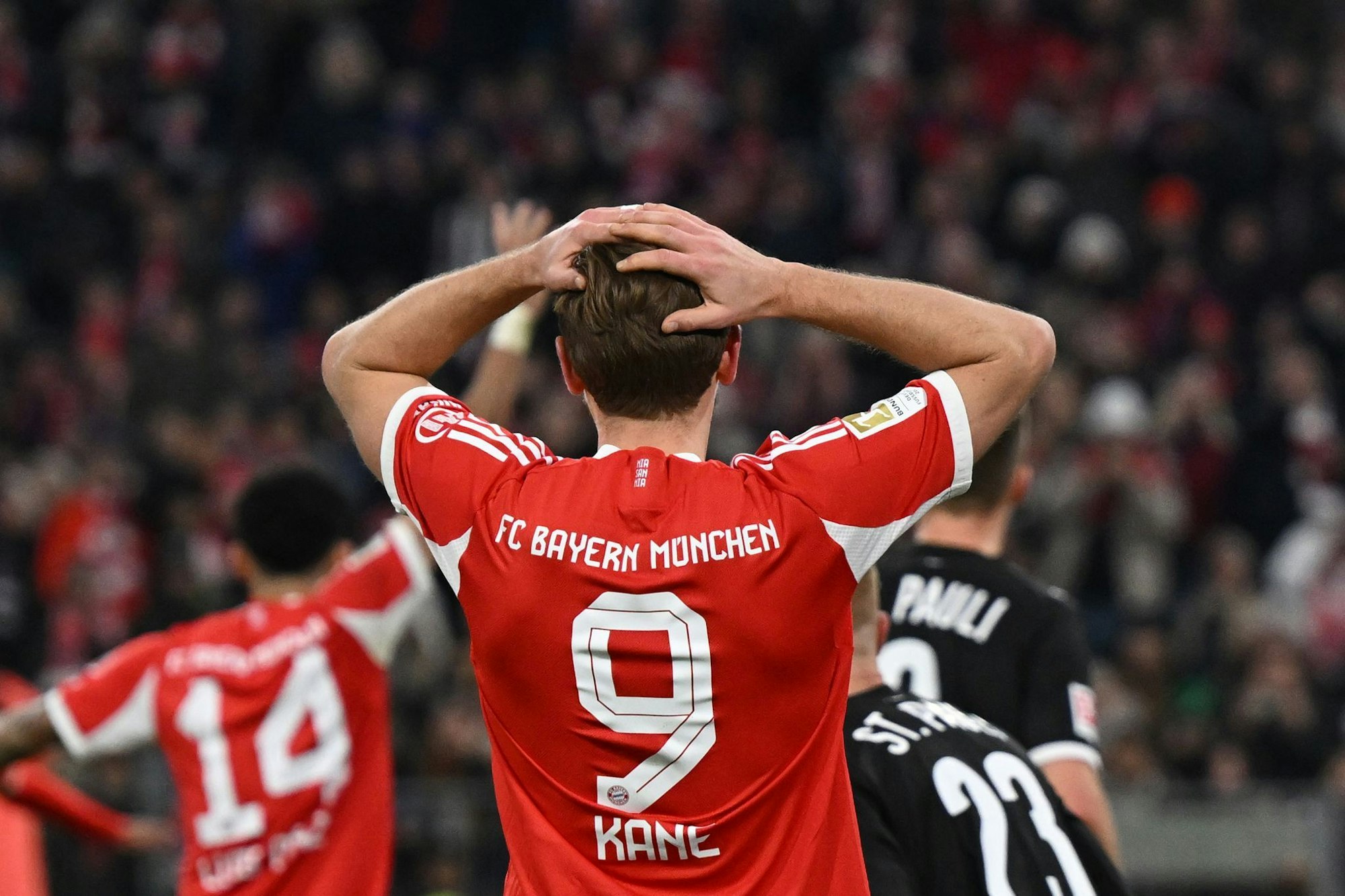 Harry Kane reagiert frustriert nach einer Torchance.