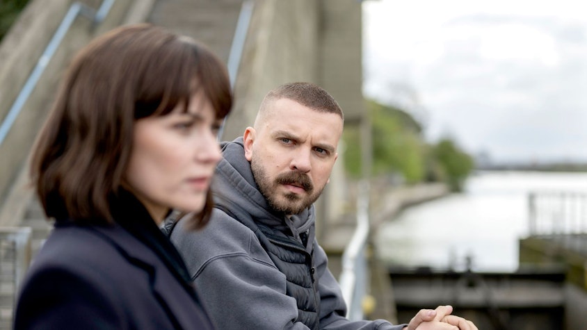 Maryam Azadi (Melika Foroutan) und Hamza Kulina (Edin Hasanovic) lösen mit dem „Tatort: Licht“ ihren zweiten Fall in Frankfurt. Er führt sie im zweiten Teil des Krimis zu einer obskuren Sekte, die Kranken Heilung durch Licht verspricht. (Bild: HR/Sommerhaus/Tatiana Vdovenko)