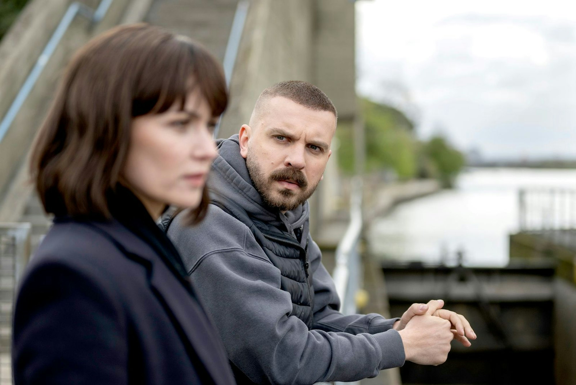 Maryam Azadi (Melika Foroutan) und Hamza Kulina (Edin Hasanovic) lösen mit dem „Tatort: Licht“ ihren zweiten Fall in Frankfurt. Er führt sie im zweiten Teil des Krimis zu einer obskuren Sekte, die Kranken Heilung durch Licht verspricht. (Bild: HR/Sommerhaus/Tatiana Vdovenko)