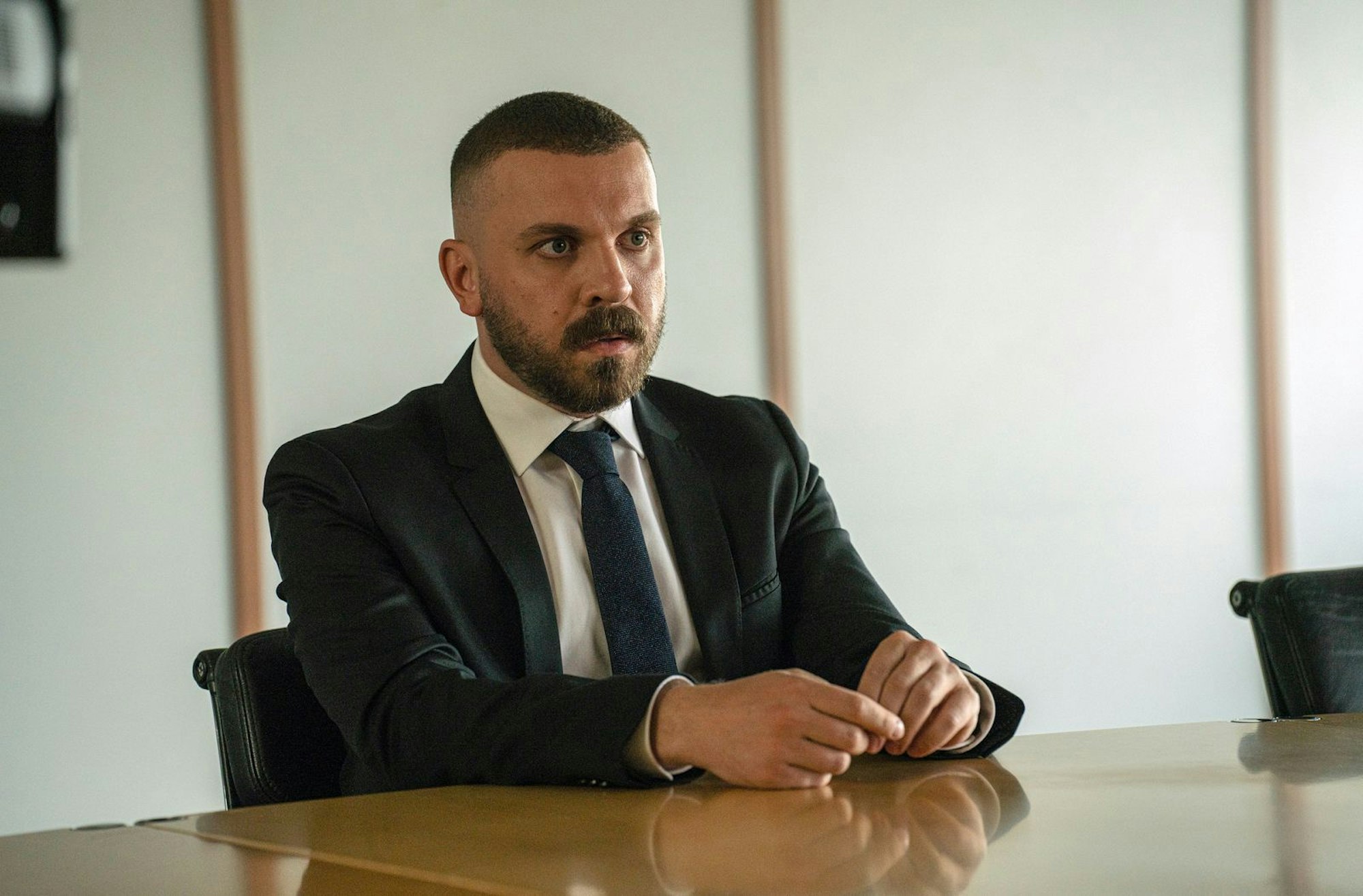 Hamza Kulina (Edin Hasanovic) muss sich im zweiten Film einer internen Ermittlung stellen und hat sich dafür schick gemacht. Die Krawatte muss ihm allerdings seine Kollegin Maryam binden! (Bild: HR/Sommerhaus/Tatiana Vdovenko)