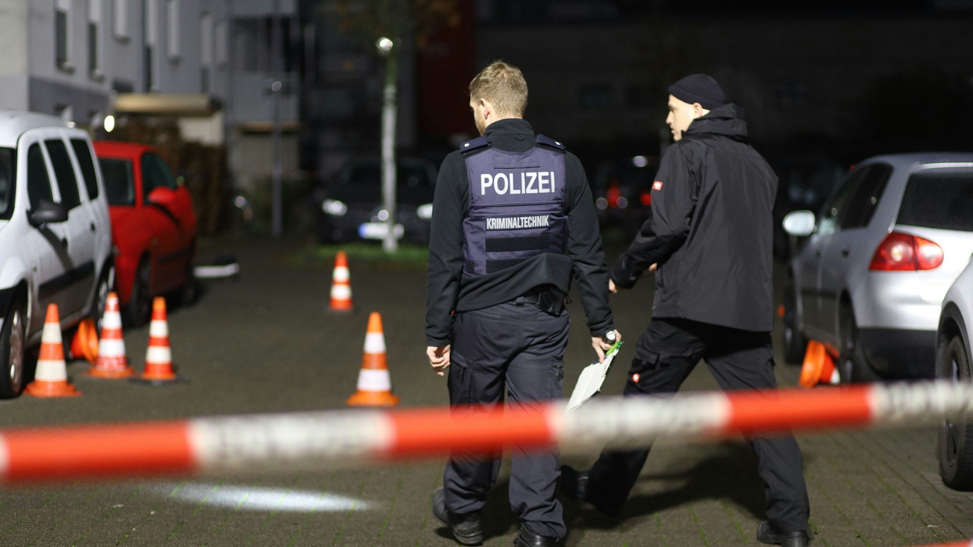 Nach den Schüssen vor der Motorworld in Köln-Ossendorf am Freitagabend ermitteln Polizei und Staatsanwaltschaft wegen gefährlicher Körperverletzung.