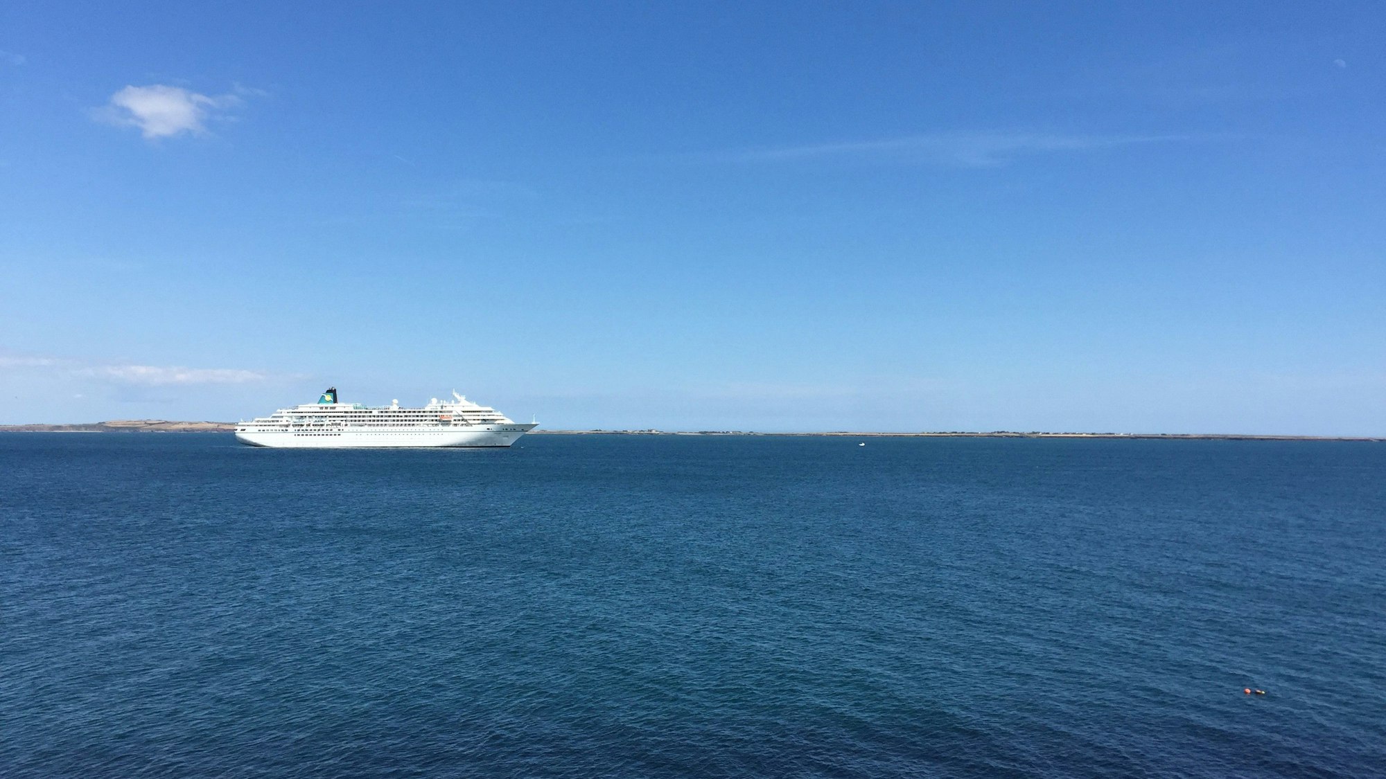 Ein Kreuzfahrtschiff auf dem Meer.