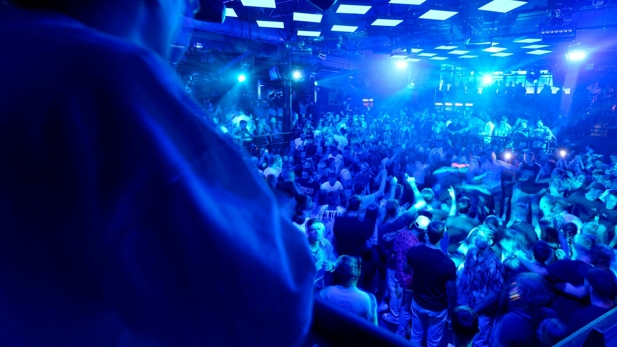 Gäste drängen sich auf einer der Tanzflächen im Kölner Bootshaus (Archivfoto).