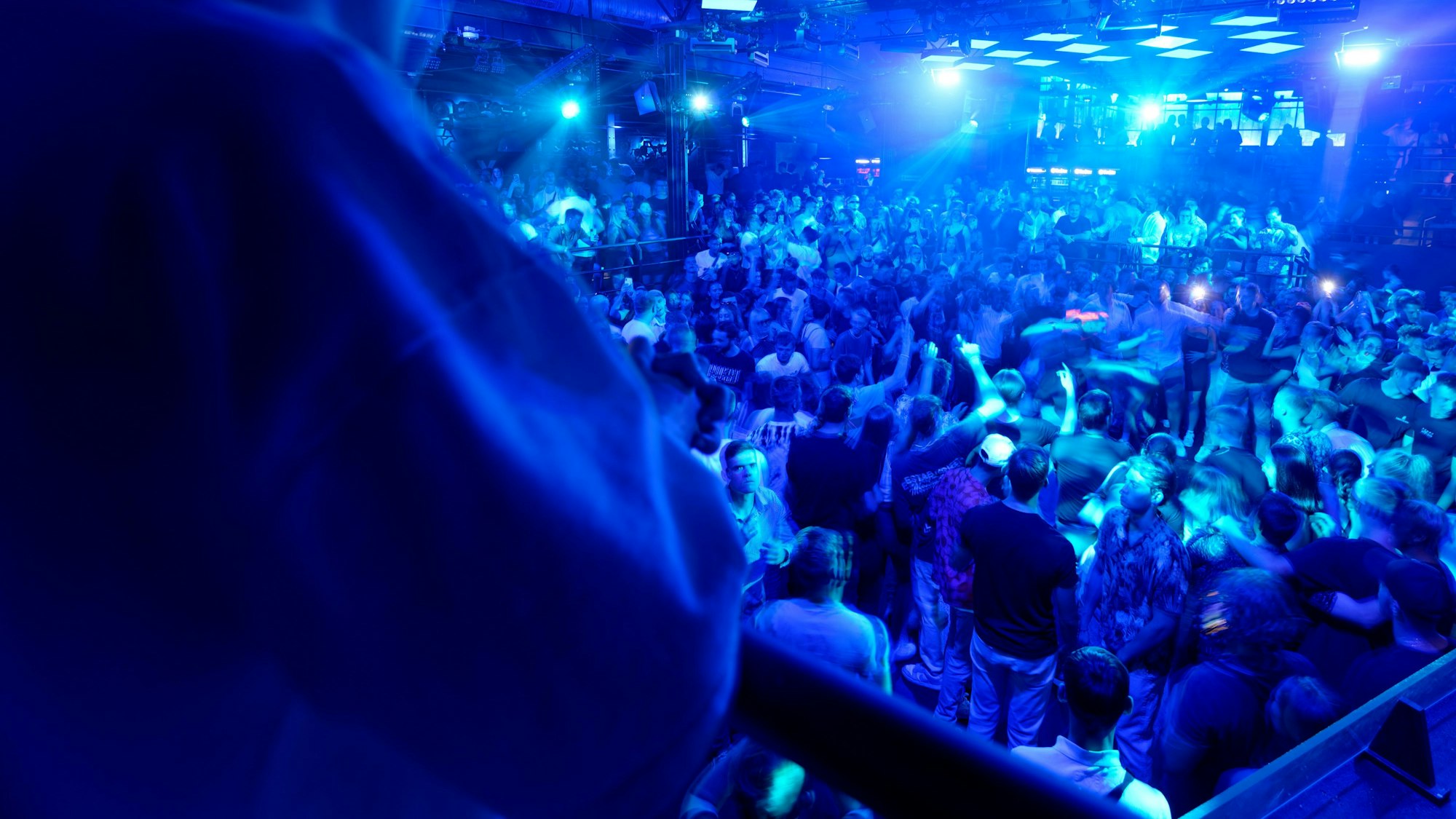 Gäste drängen sich auf einer der Tanzflächen im Kölner Club "Bootshaus".