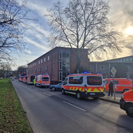 Rettungswagen parken vor dem Berufskolleg.