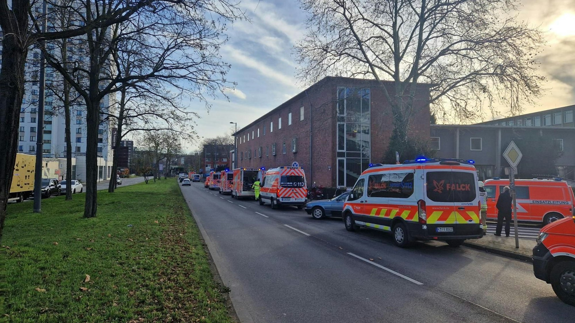 Rettungswagen parken vor dem Berufskolleg.