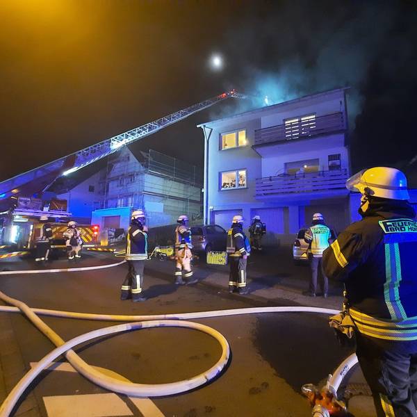 Eine ausgefahrene Drehleiter an einem Mehrfamilienhaus.