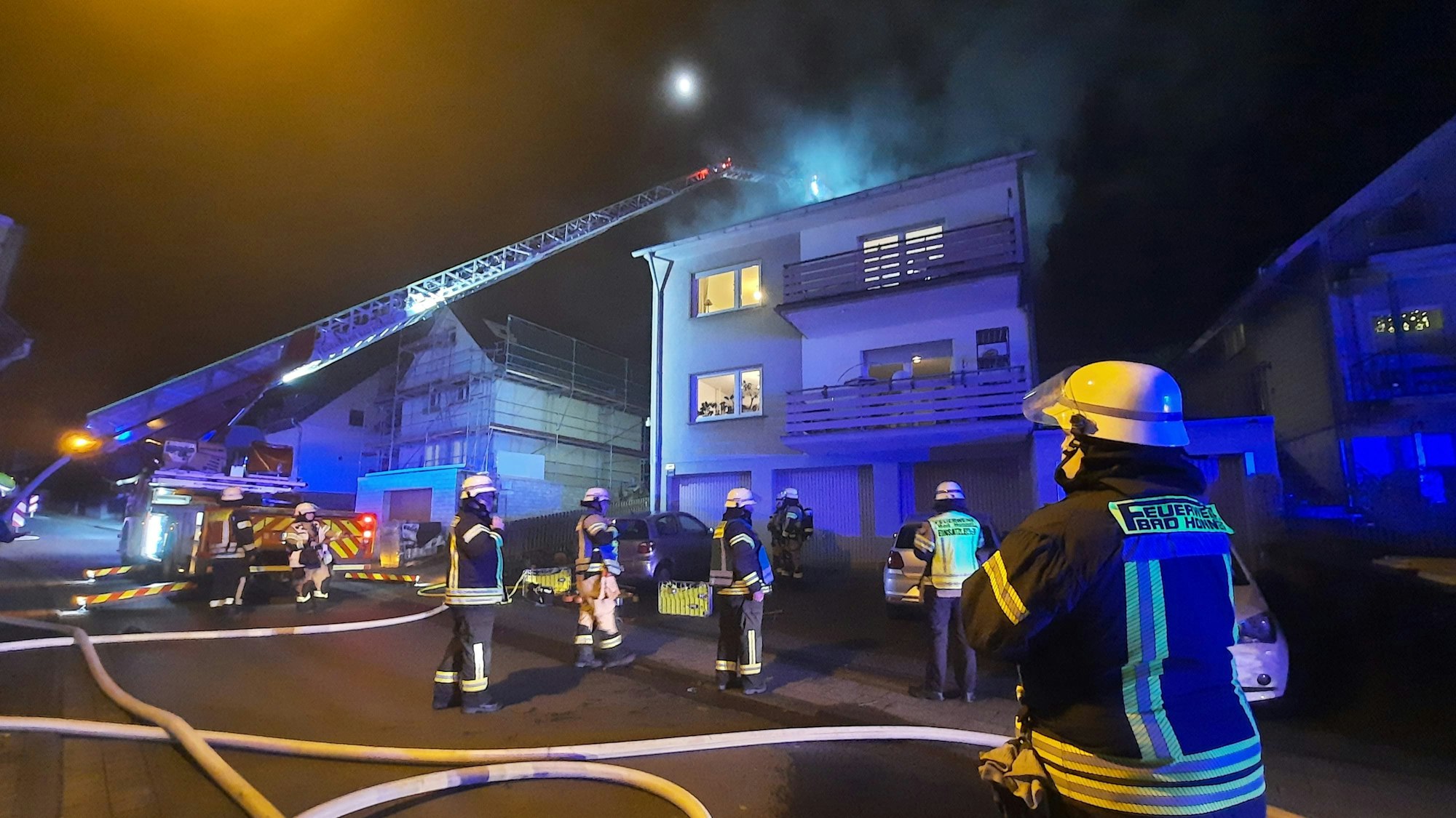 Eine ausgefahrene Drehleiter an einem Mehrfamilienhaus.