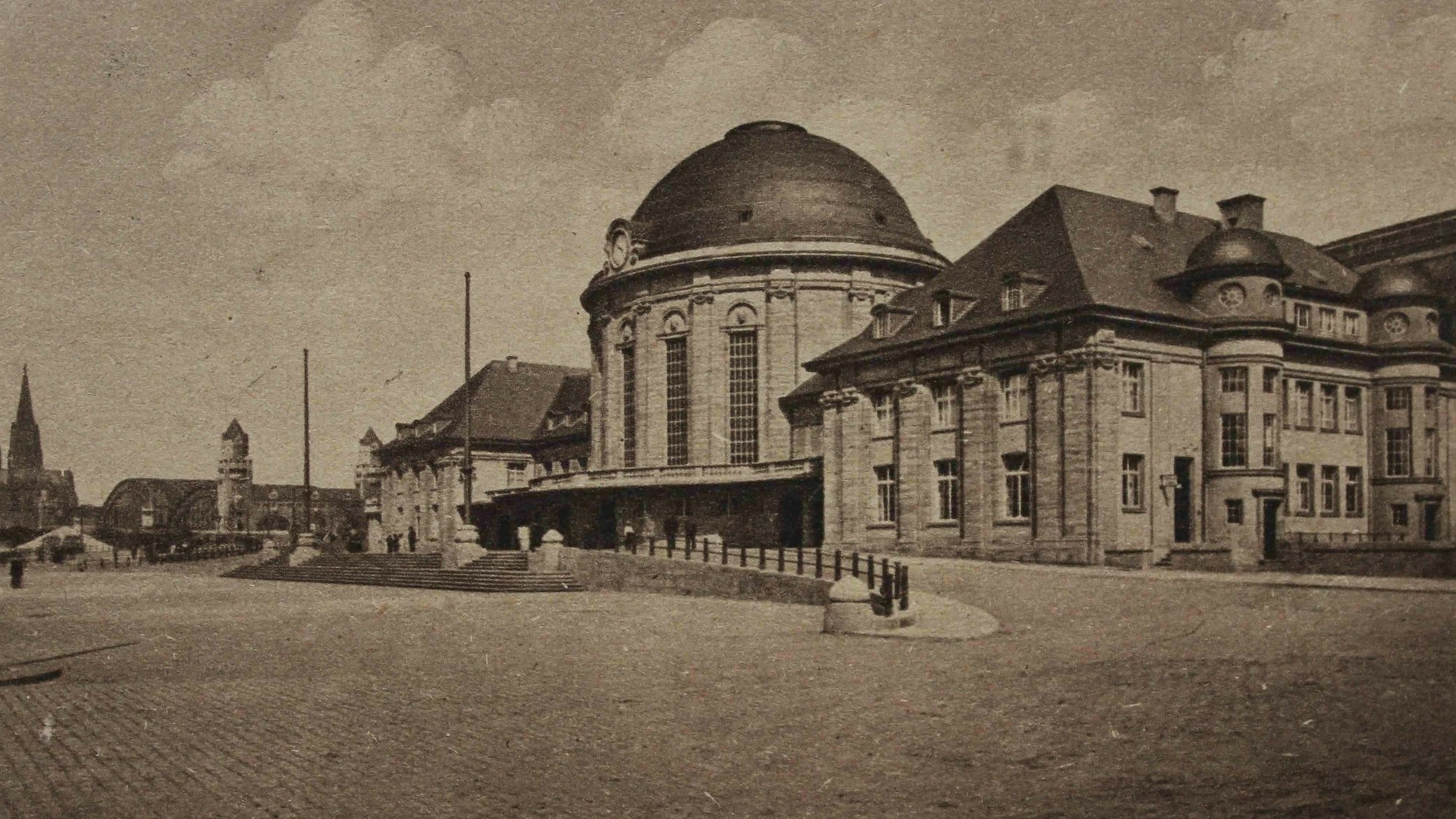 Außenansicht des Deutzer Bahnhofs im Jahr 1920.