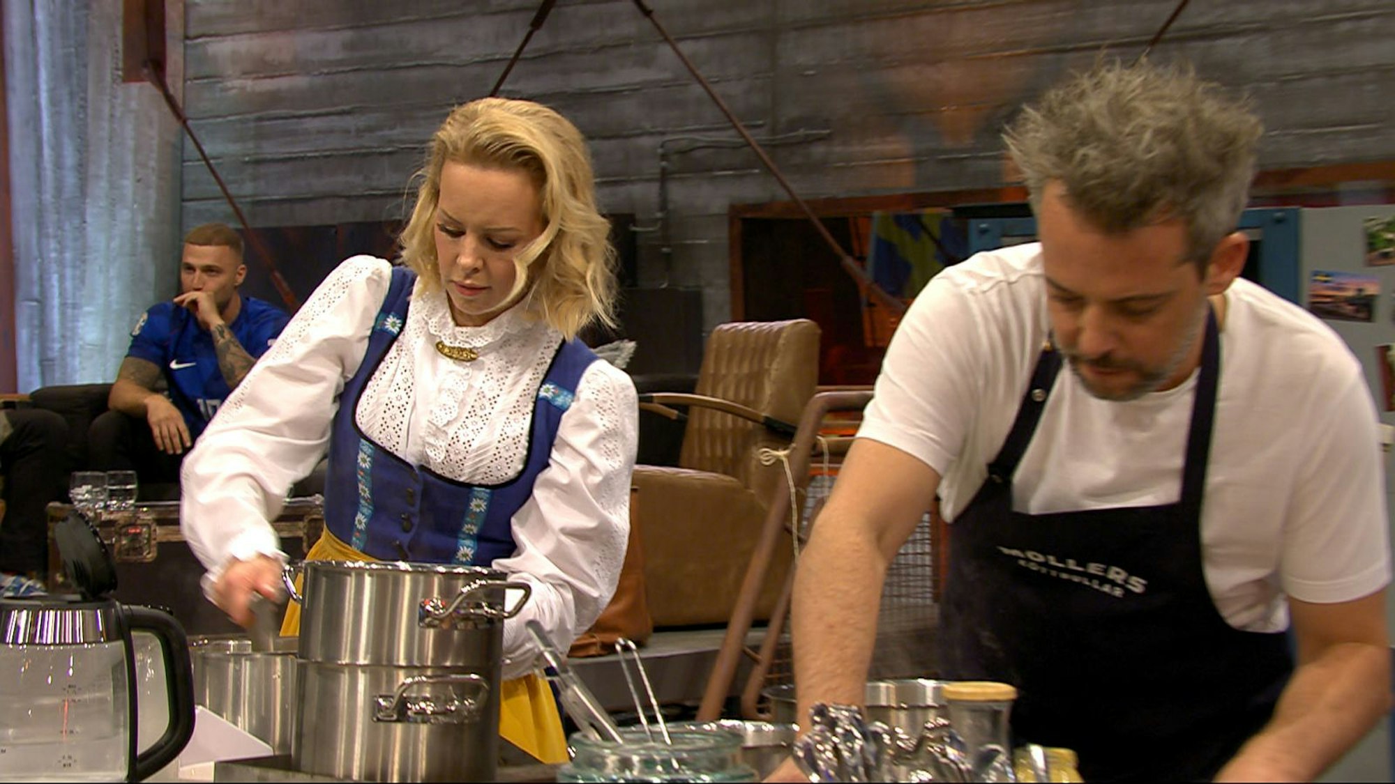 Team Schweden mit Isabel Edvardsson und Henrik Möller gewann mit „Köttbullar mit Kartoffelstampf, Gurkensalat und Preiselbeeren“ einstimmig gegen Henssler. (Bild: RTL)