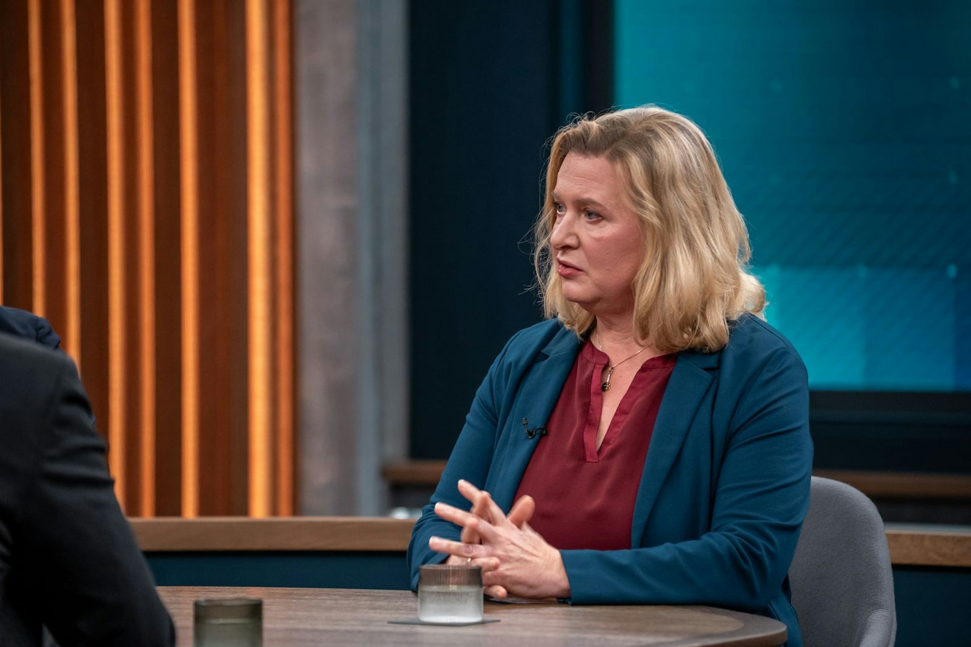 Auch Journalistin Eva Quadbeck nahm Spahn in die Mangel. (Bild: ARD/Thomas Ernst)