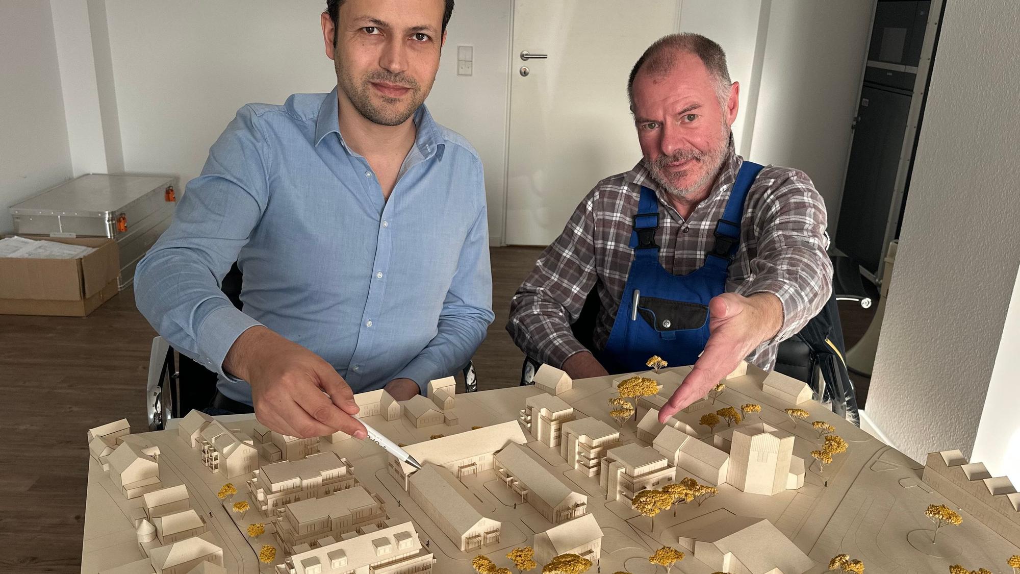 So könnte der Steiferhof nach dem Umbau aussehen mit einem u-förmigen Mittelteil. Architekt Marcel Mequadi und Frank Pfeiffer (r.) am Modell des Projektes.