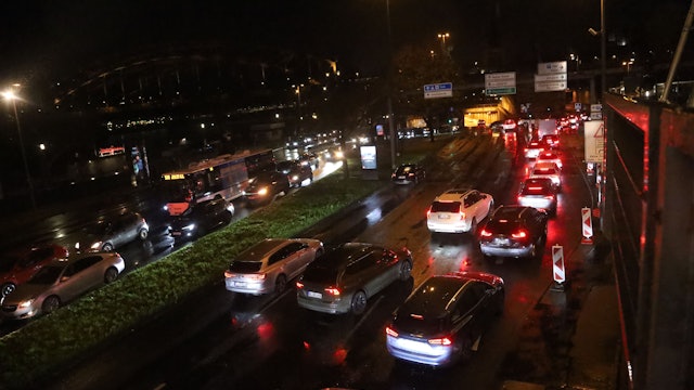28.11.2025, Köln: Regelmäßig staut es sich bei großen Konzerten um die Philharmonie herum vor den Parkhäusern. Foto: Arton Krasniqi
