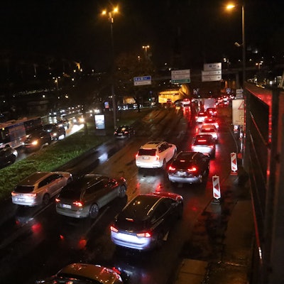 28.11.2025, Köln: Regelmäßig staut es sich bei großen Konzerten um die Philharmonie herum vor den Parkhäusern. Foto: Arton Krasniqi