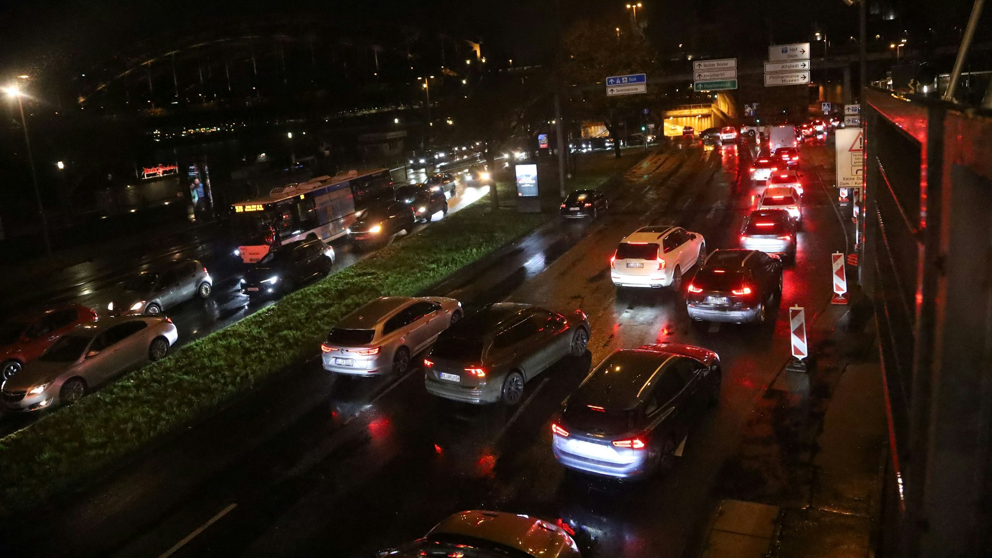 28.11.2025, Köln: Regelmäßig staut es sich bei großen Konzerten um die Philharmonie herum vor den Parkhäusern. Foto: Arton Krasniqi
