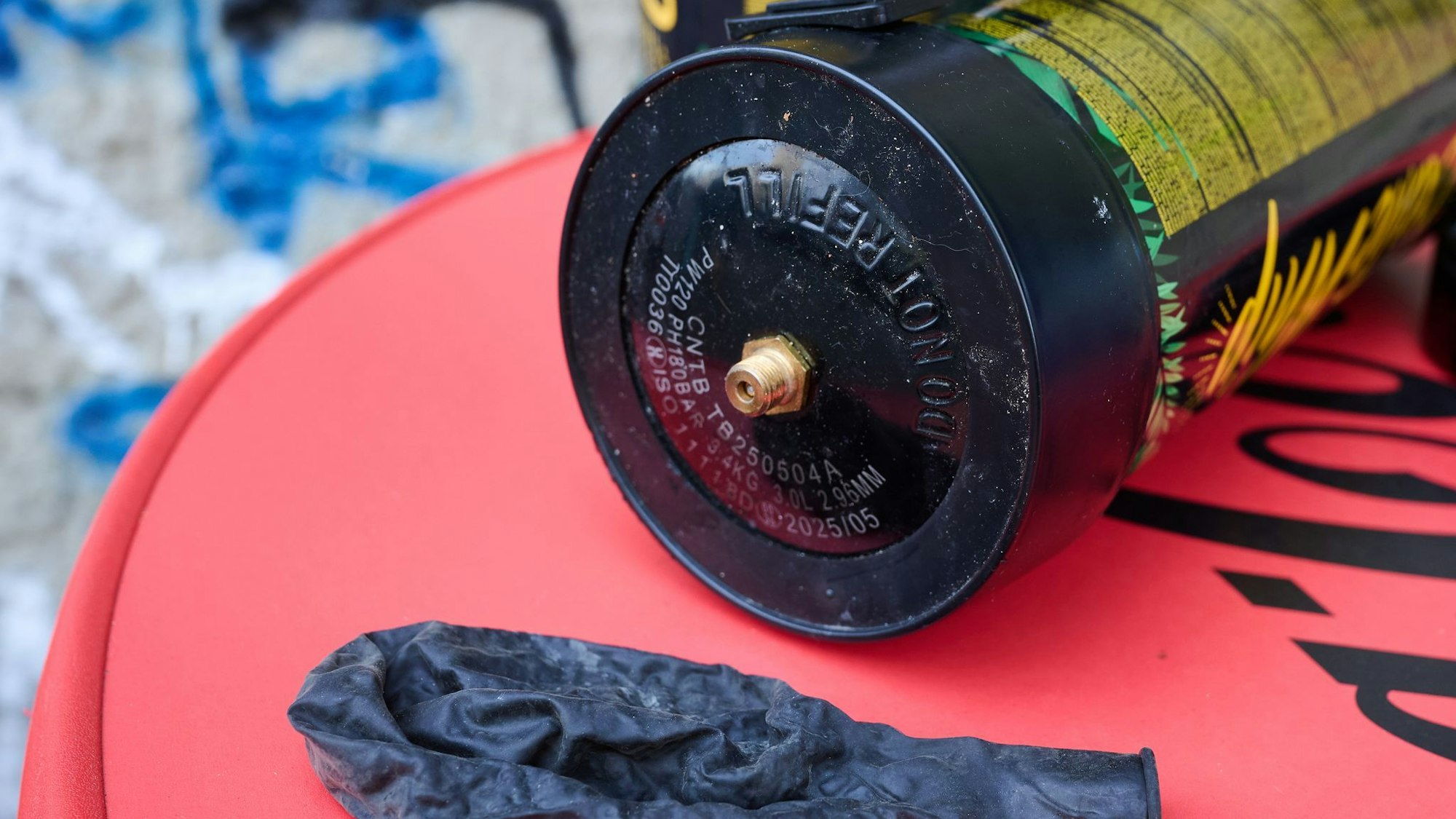 Lachgas hatte sich zur beliebten Partydroge gemausert und wird oft über einen Luftballon konsumiert. (Symbolbild)