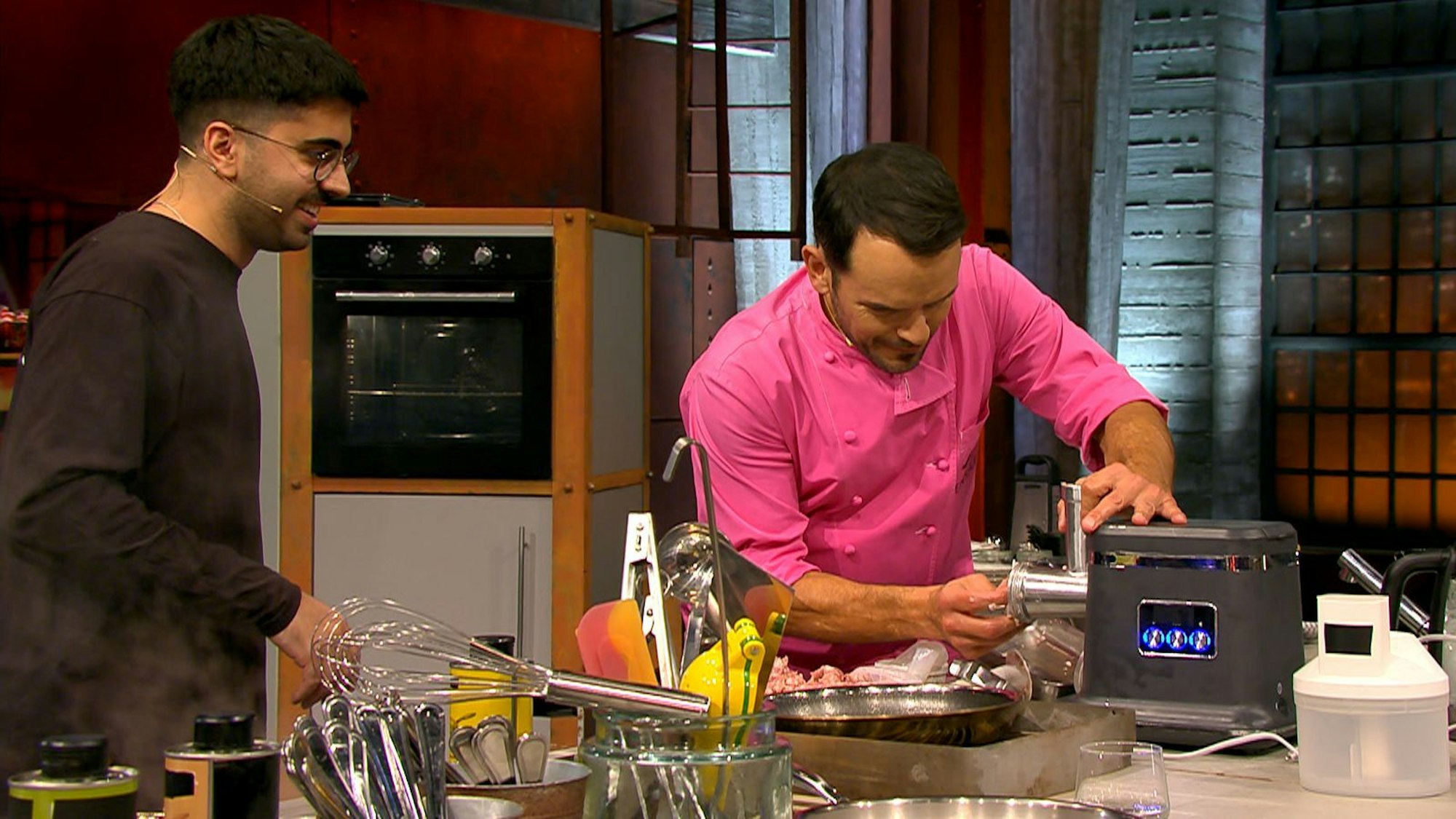 Sabotage aus den eigenen Reihen: „Zivi“ Howan hatte die Kurbel aus dem Wurstgerät entfernt. Henssler giftete: „Du Horst!“ (Bild: RTL)