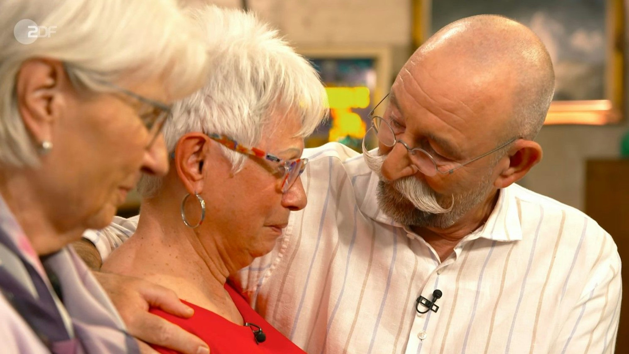 Als die Rentnerin in Tränen ausbrach, nahm sie „Bares für Rares“-Moderator Horst Lichter tröstend in den Arm.