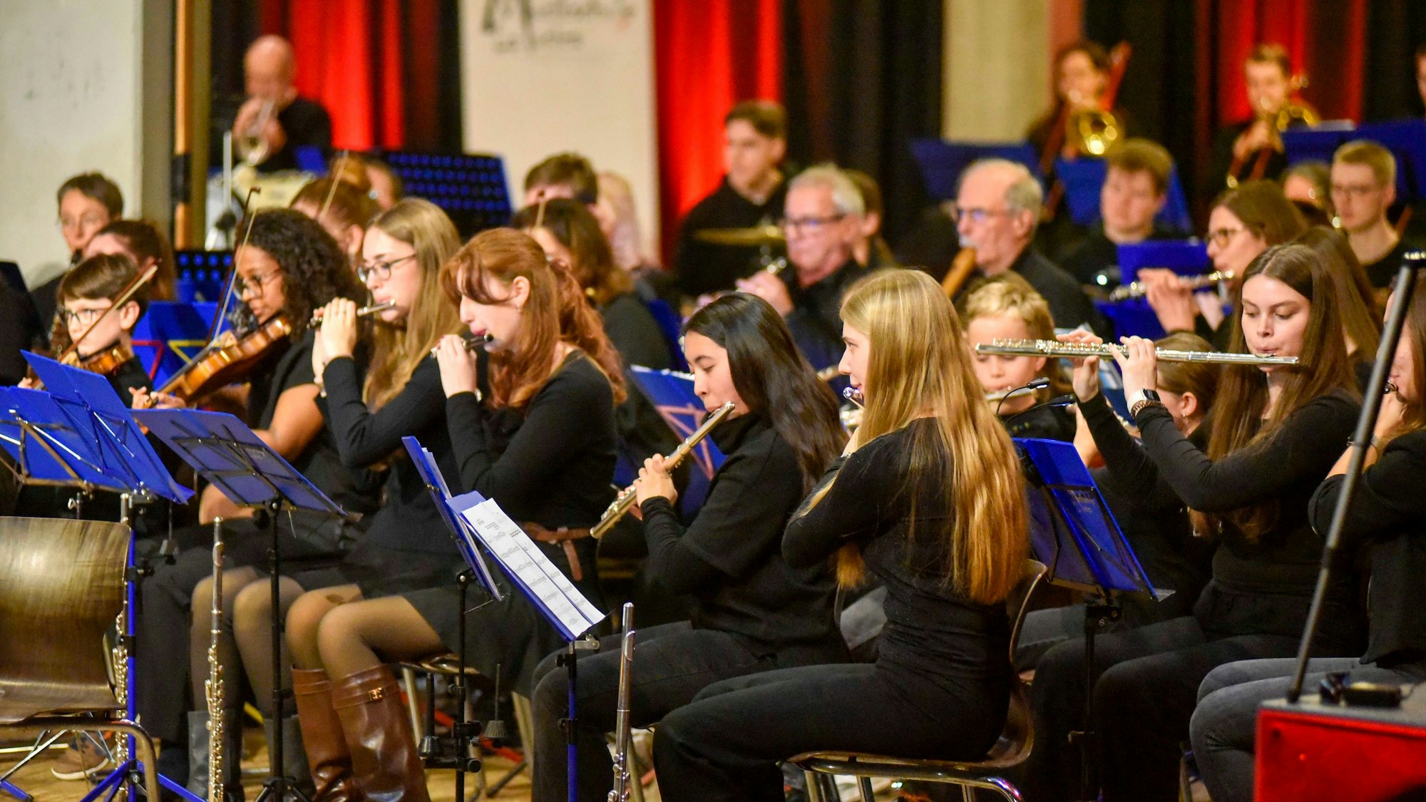 Zu sehen sind Musikerinnen und Musiker in einem Orchester.