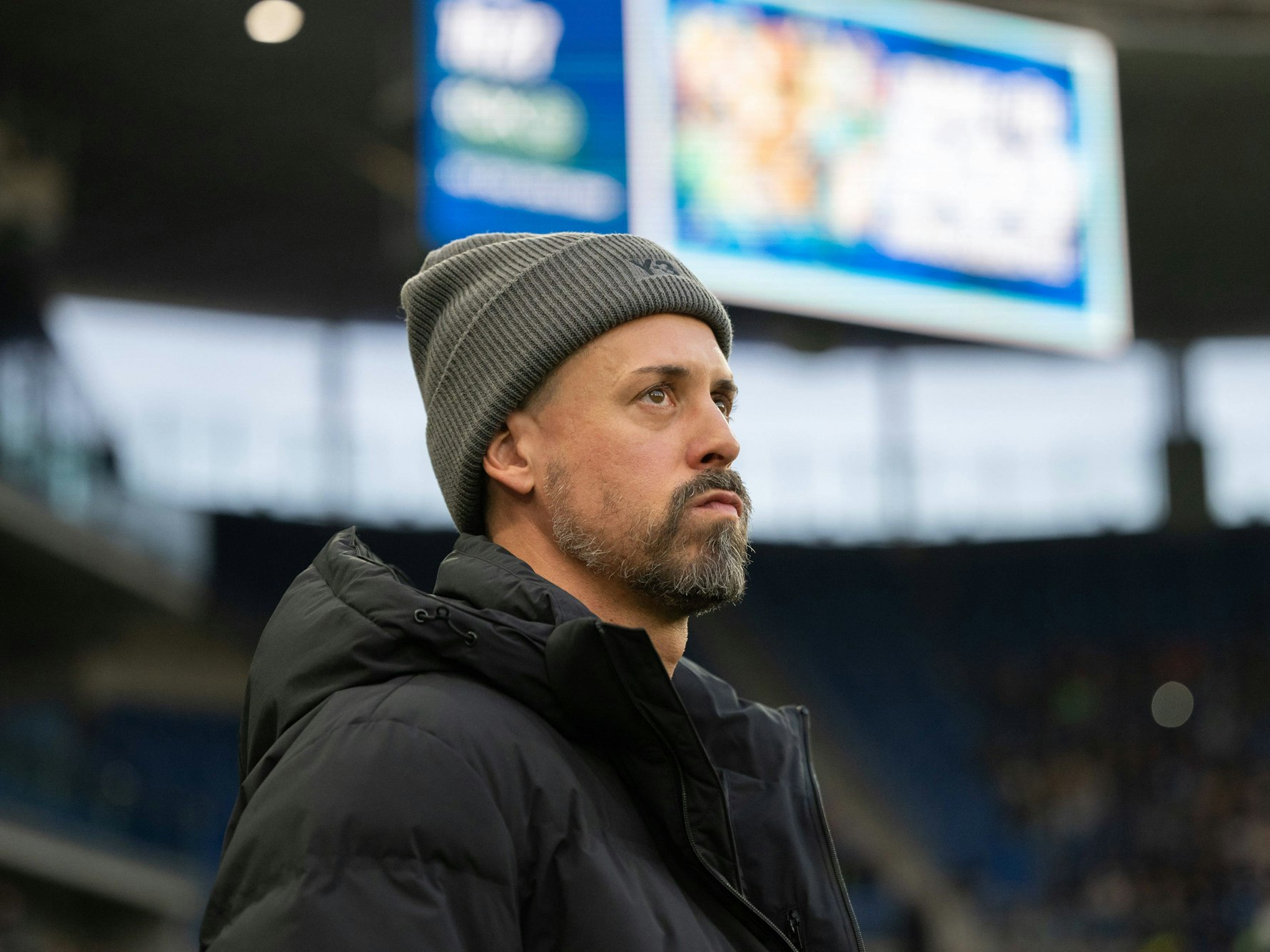 Sandro Wagner mit Wintermütze an der Seitenlinie.