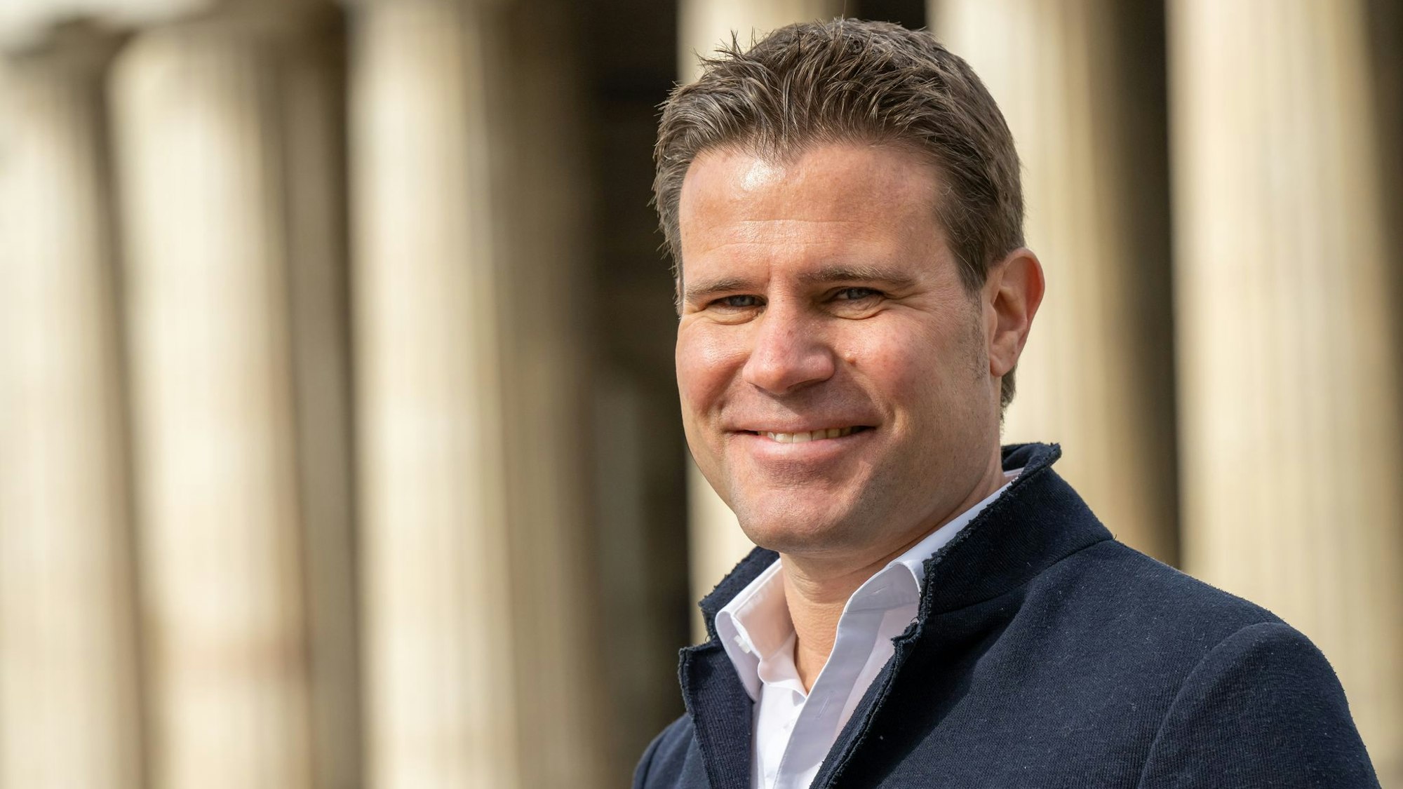 Der frühere Spitzenschiedsrichter Brych rief zum Schutz des Fußballs auf. (Archivbild)