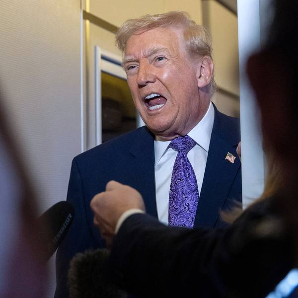 US-Präsident Donald Trump spricht mit Reportern während des Flugs in der Air Force One auf dem Weg von seinem Anwesen Mar-a-Lago zur Joint Base Andrews.