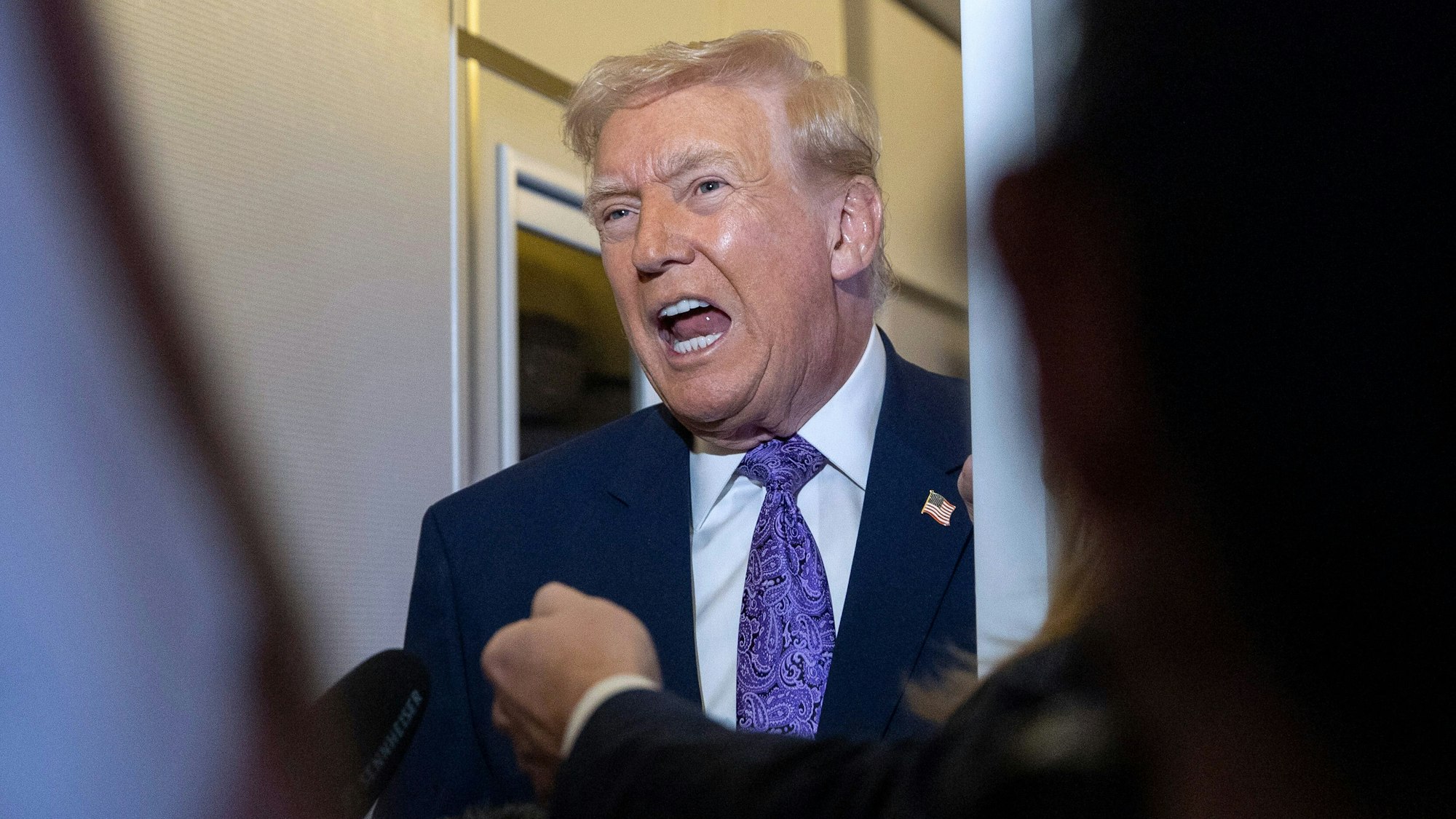 US-Präsident Donald Trump spricht mit Reportern während des Flugs in der Air Force One auf dem Weg von seinem Anwesen Mar-a-Lago zur Joint Base Andrews.