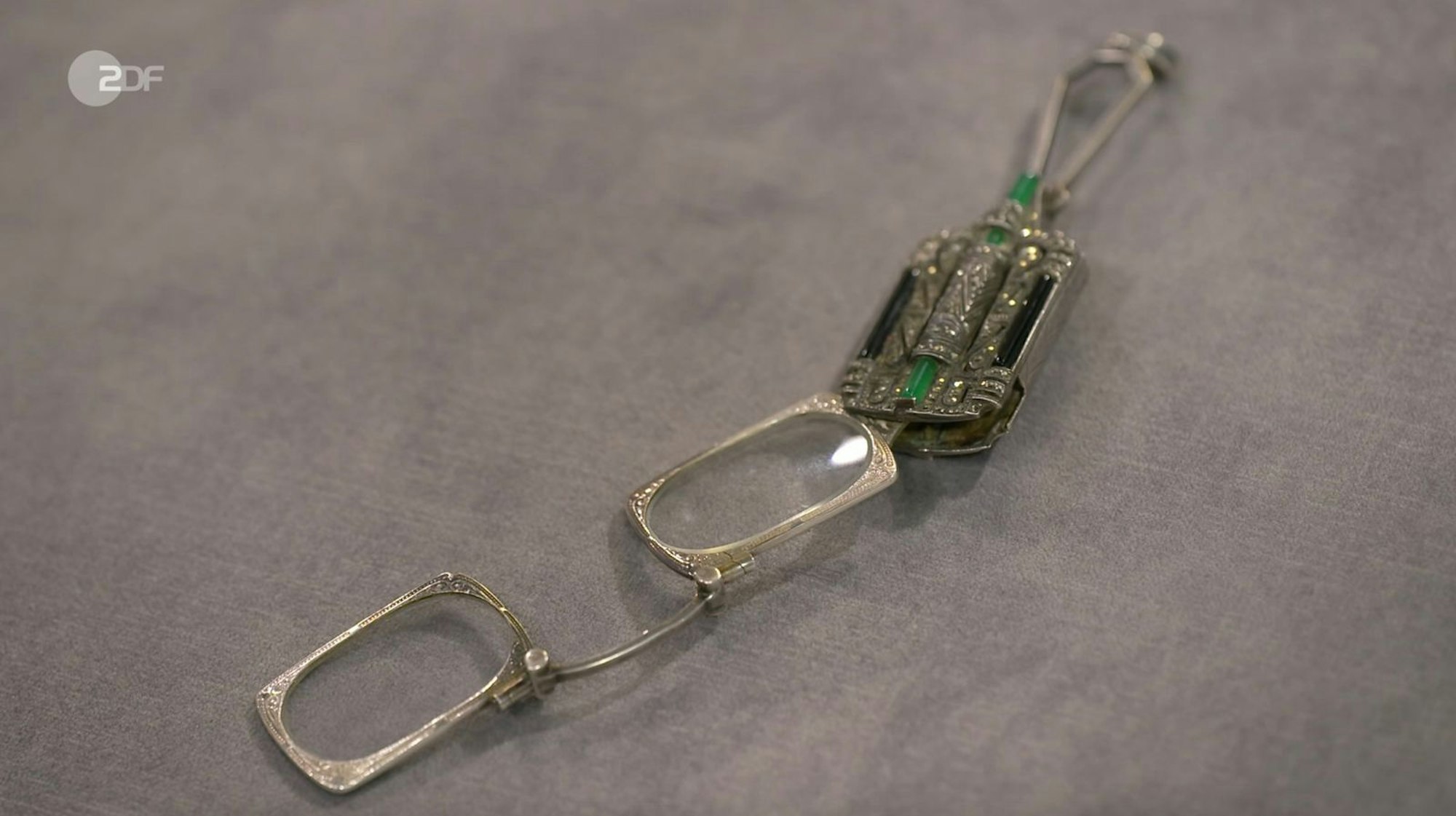 Eine kunstvolle „Lorgnette“ mit Aventurin, Onyx und 935er Silber datierte Heide Rezepa-Zabel auf 1910 bis 1915 und schätzte sie auf 150 bis 200 Euro - statt der gewünschten 100 Euro. (Bild: ZDF)