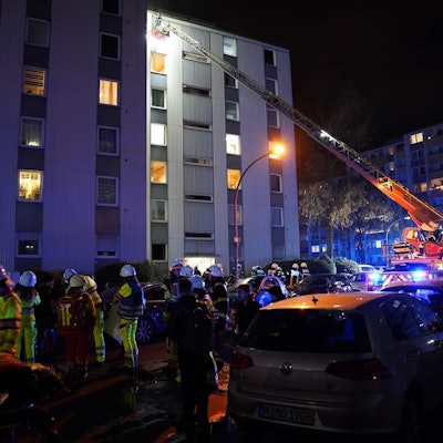 In Köln-Porz brannte eine Wohnung in einem Mehrfamilienhaus. Die Feuerwehr musste mehrere Personen über eine Drehleiter retten.