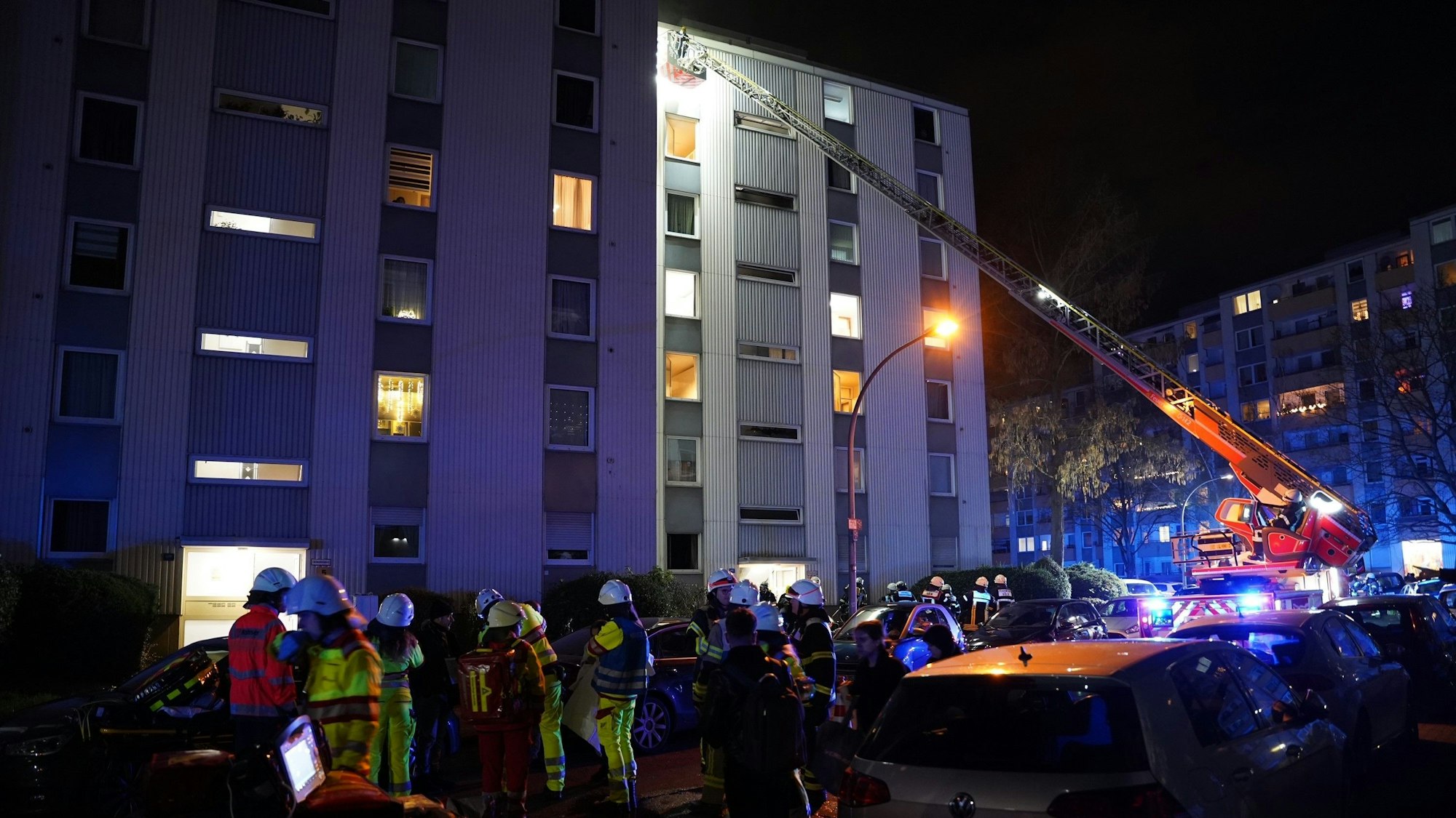 In Köln-Porz brannte eine Wohnung in einem Mehrfamilienhaus. Die Feuerwehr musste mehrere Personen über eine Drehleiter retten.