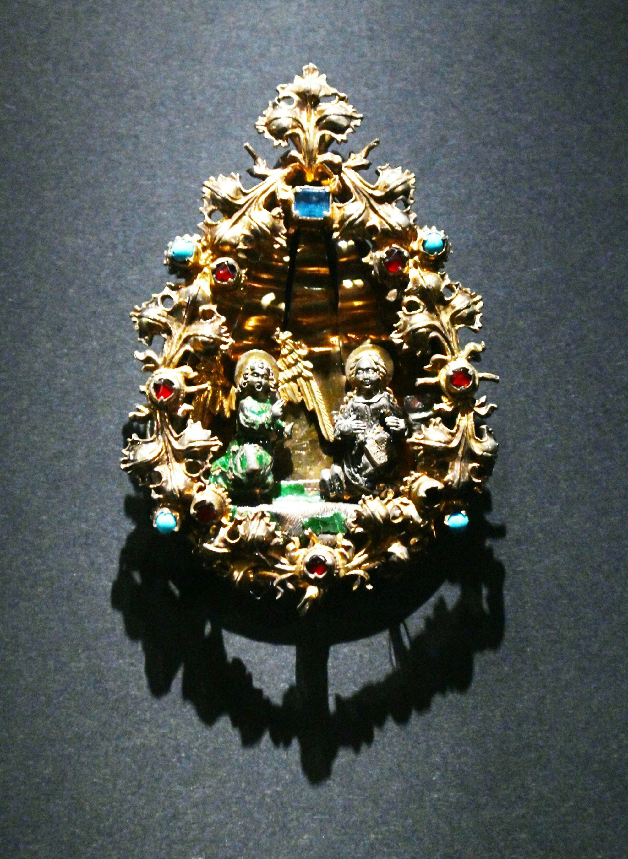 18.11.2025 Köln. Ein Adventskalender mit und von Barbara Schock Werner. Es werden 6x4 Objekte aus gebeutelten Kölner Museen betrachtet und vorgestellt. Museum für Angewandte Kunst Köln (MAKK). Anhänger. Foto: Alexander Schwaiger