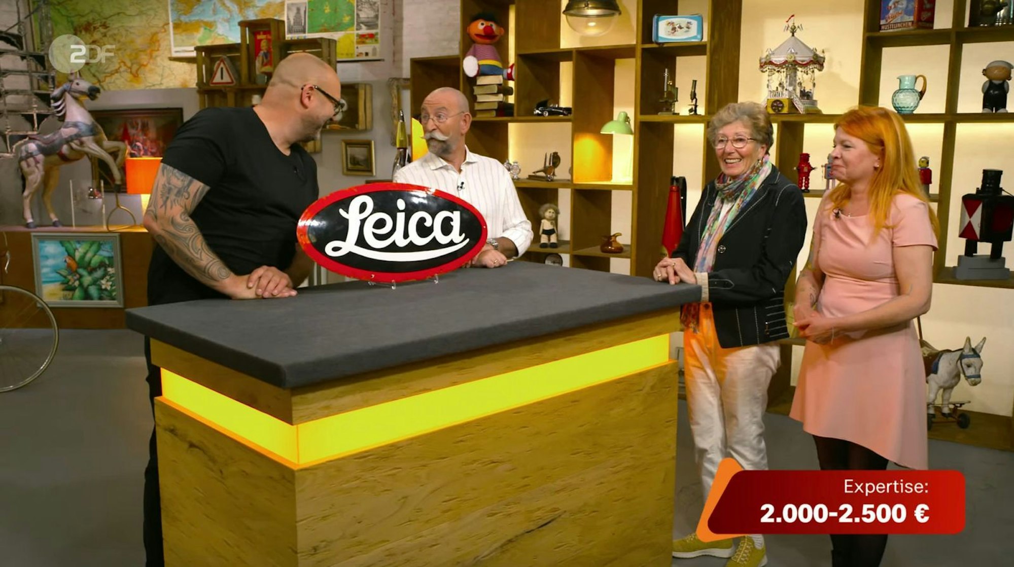 Selbst Horst Lichter verschlug es die Sprache, als in der Montagsausgabe von „Bares für Rares“ (ZDF) ein altes Emailleschild alle Erwartungen übertraf. (Bild: ZDF)