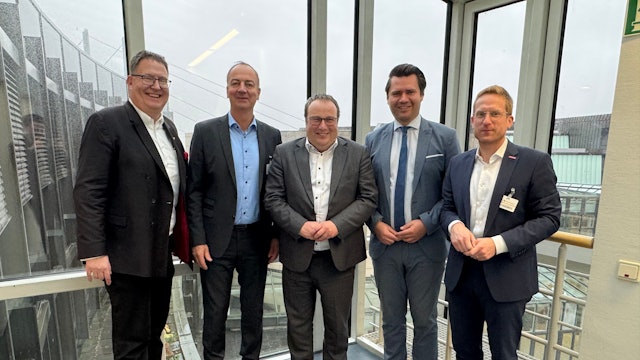 Das Foto zeigt die Delegation mit dem Minister im Landtag.