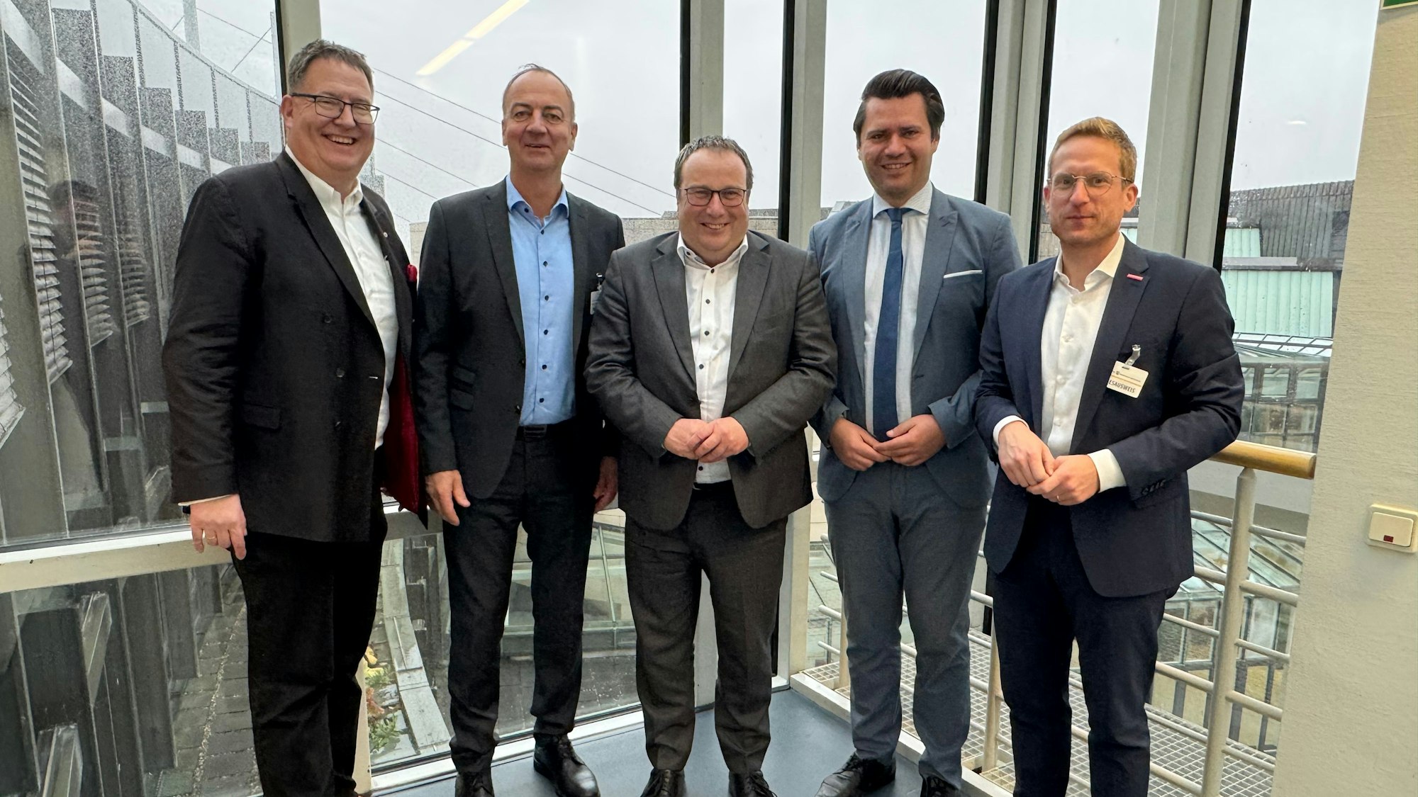 Das Foto zeigt die Delegation mit dem Minister im Landtag.