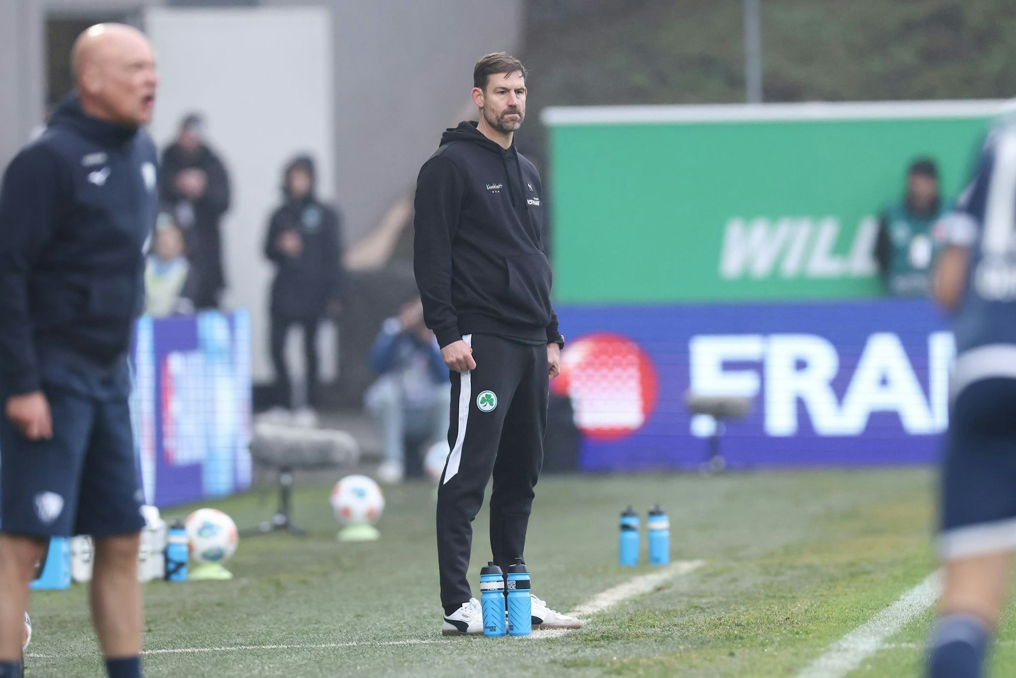 Fürths Trainer Thomas Kleine steht konsterniert am Spielfeldrand.