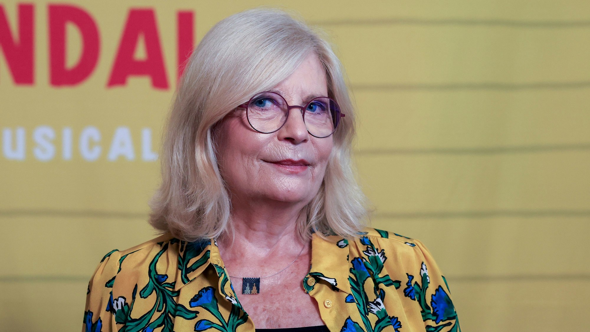 Sabine Postel auf dem roten Teppich der Premiere des Musicals „Bikini-Skandal“.