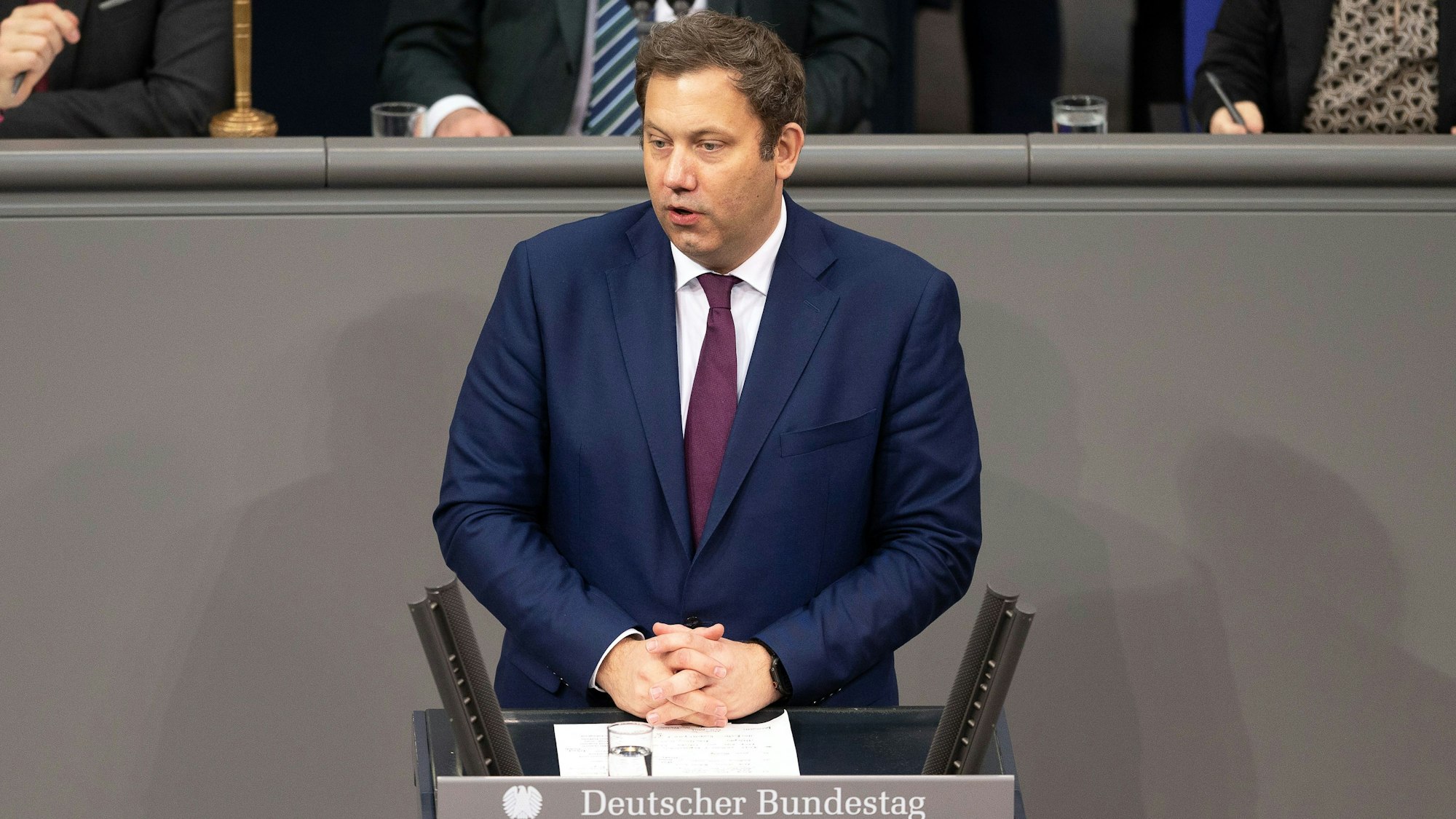 Lars Klingbeil (SPD), Bundesminister der Finanzen, spricht in der Debatte zum Bundeshaushalt im Bundestag.
