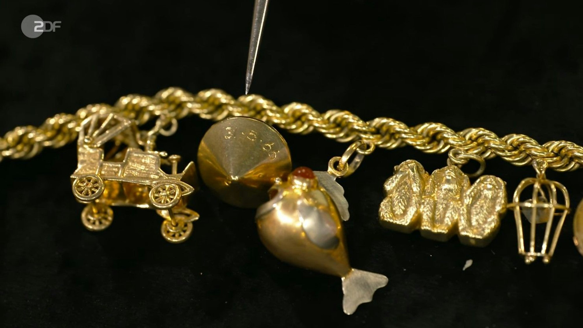 Das Bettelarmband aus Köln liegt bei „Bares für Rares“ auf dem Tisch der Expertise.