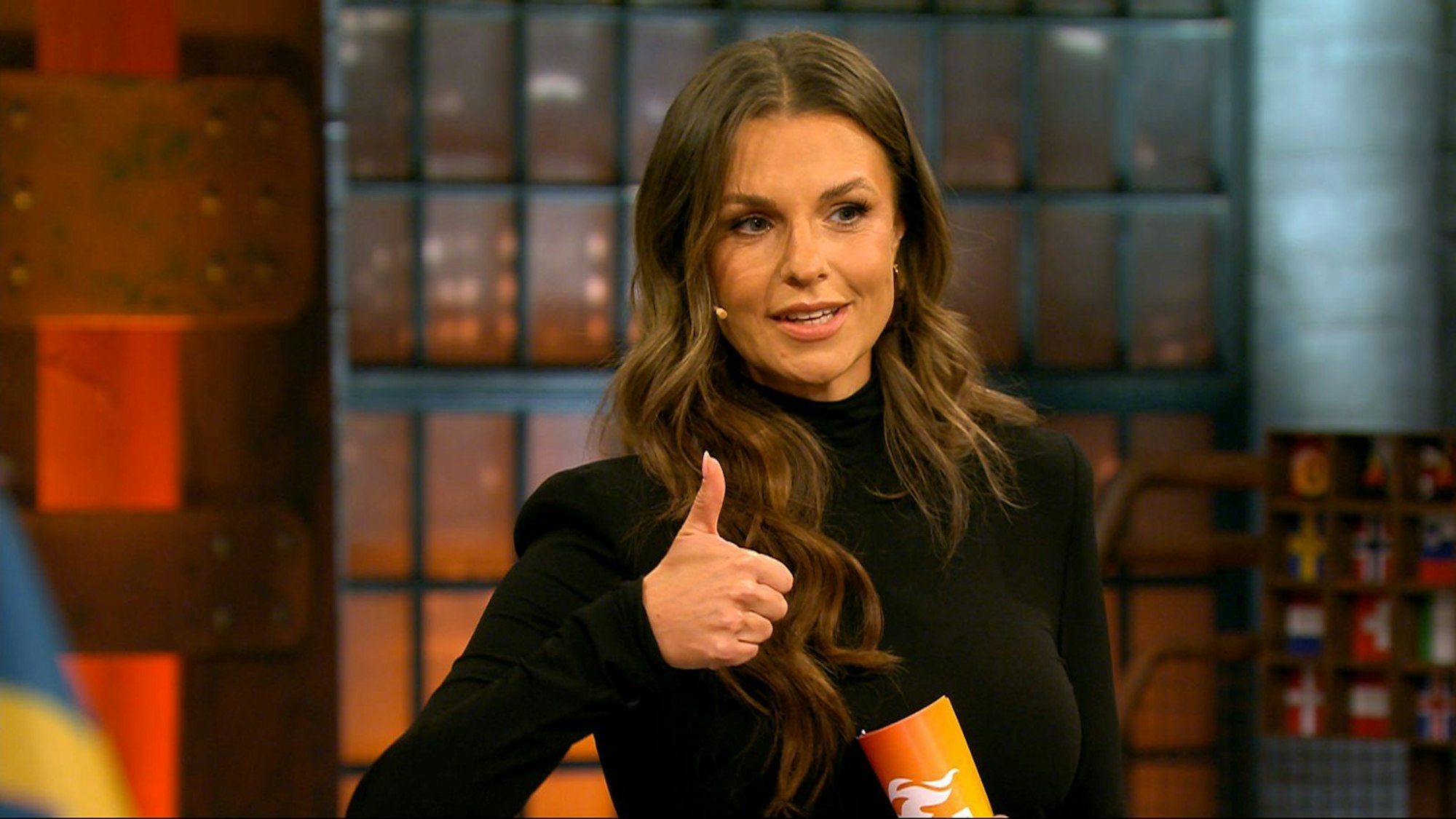 Moderatorin Laura Wontorra entlockt den Gästen stets viele private Geheimnisse. Bei eigenen verweigerte sie diesmal die Aussage. (Bild: RTL)