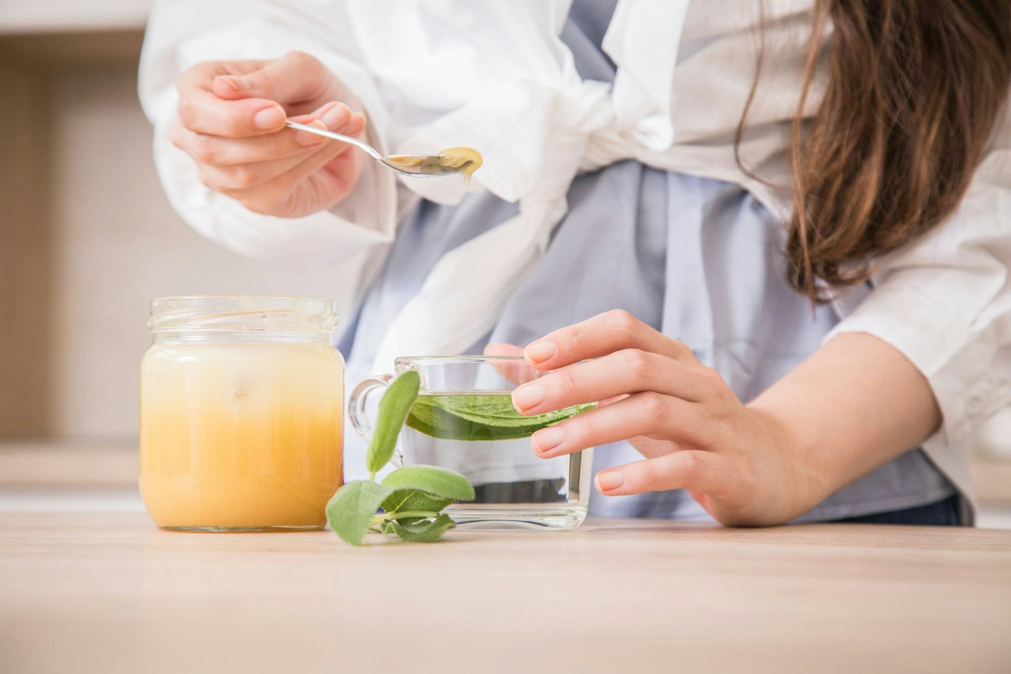Frischer Tee mit lecker Honig: Beruhigt den Hals und schmeckt auch gut.