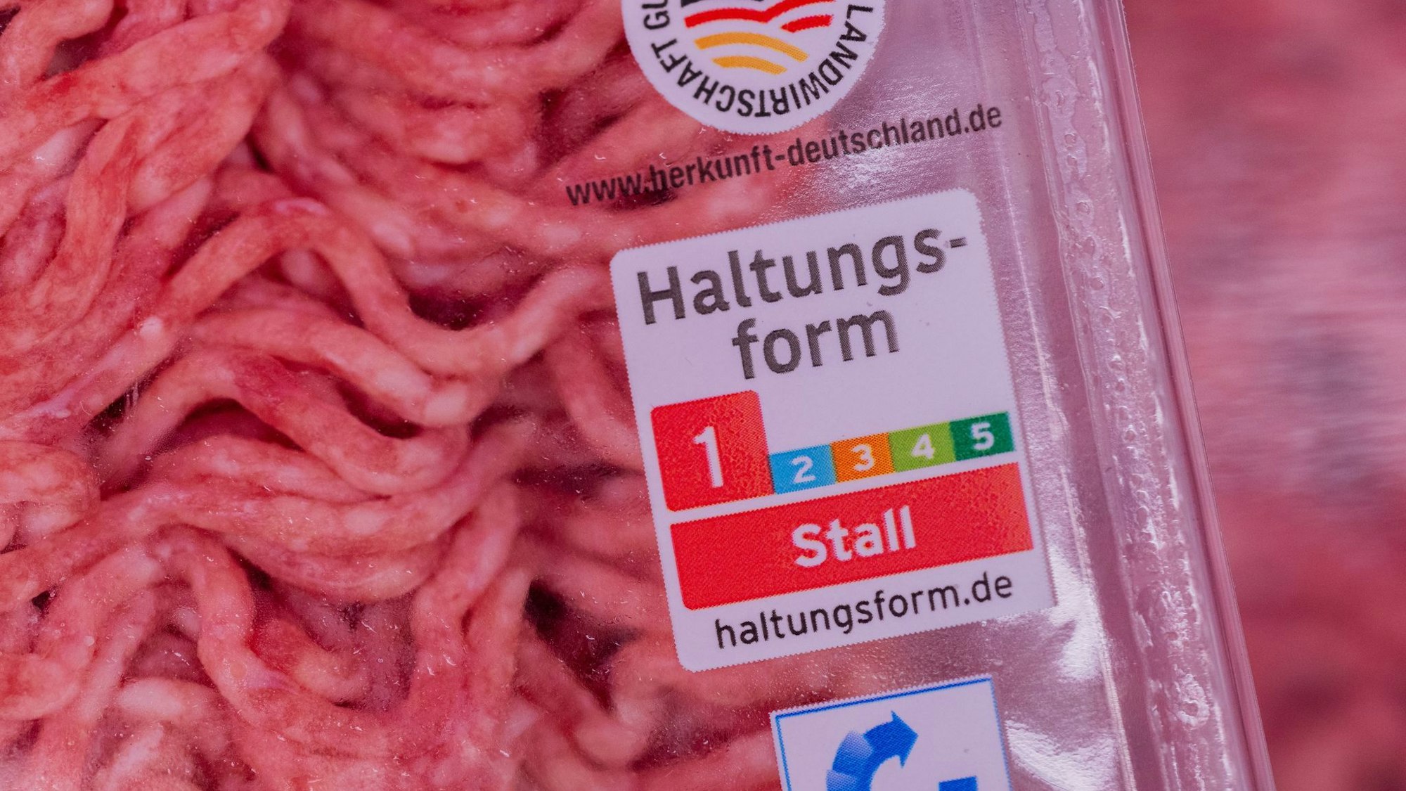 Das neue Logo soll im Supermarkt zeigen, wie die Tiere gehalten wurden. (Symbolbild)