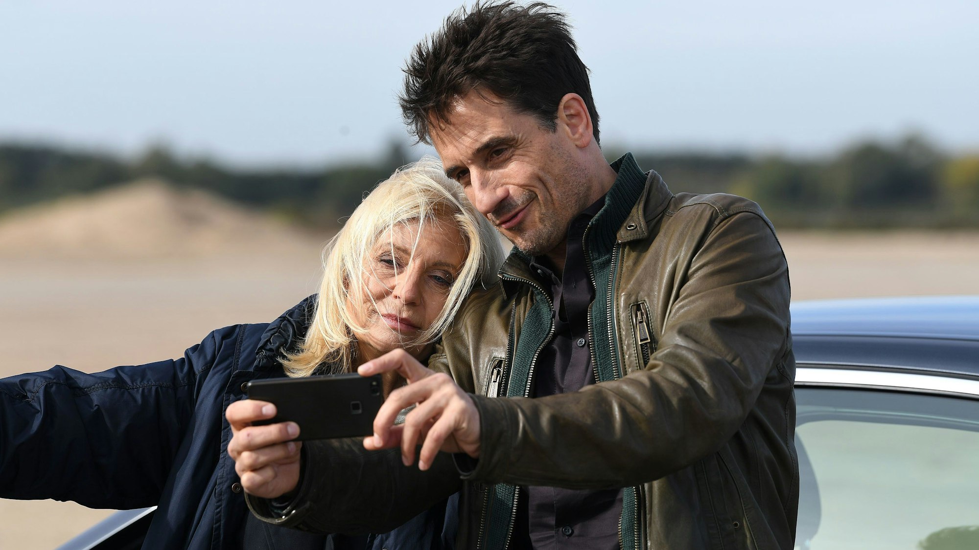 Sabine Postel posiert neben Oliver Mommsen.