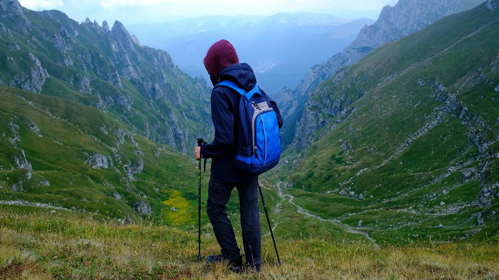 Wanderer in den rumänischen Karpaten nahe dem Bucegi-Plateau.