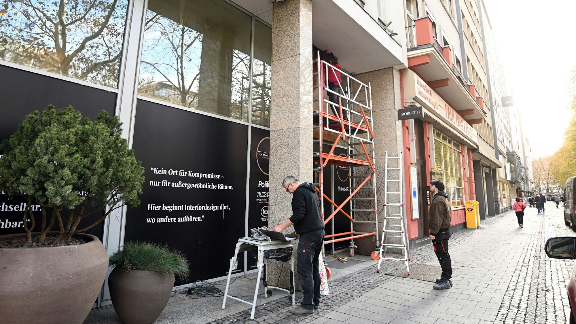 Außenansicht des Laden mit Baugerüst und Leitern davor.