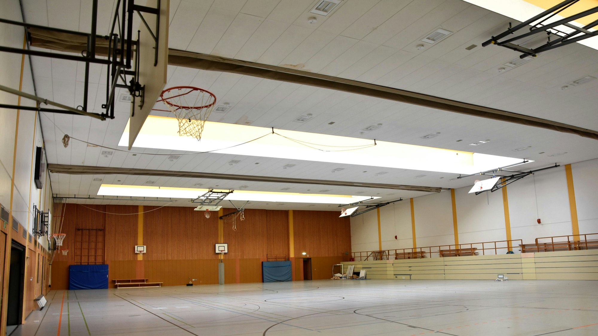 Blick in eine leere Sporthalle.
