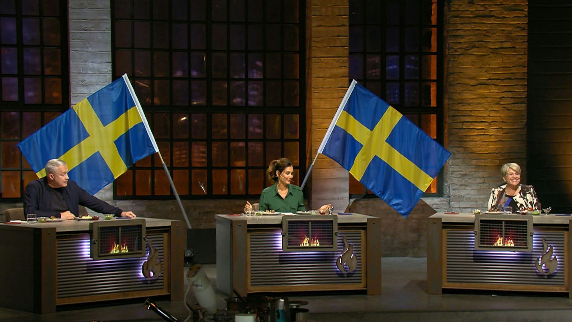 Diesmal in der Jury und vor „schweren Entscheidungen“: Sternekoch Alexander Herrmann (von links), Moderatorin Jana Ina Zarrella und Sterneköchin Léa Linster aus Luxemburg. (Bild: RTL)