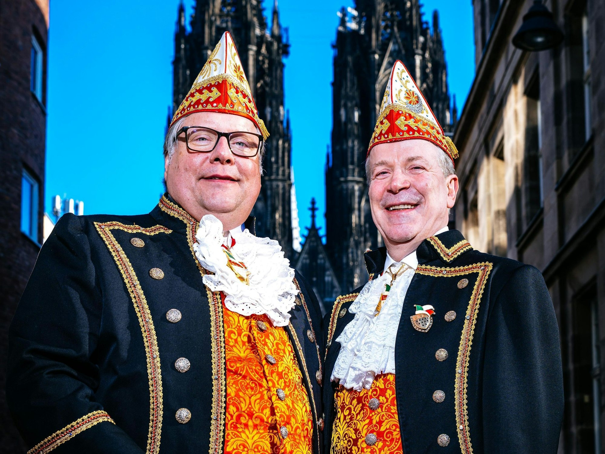 Christoph Kuckelkorn und Lutz Schade stehen vor dem Dom.