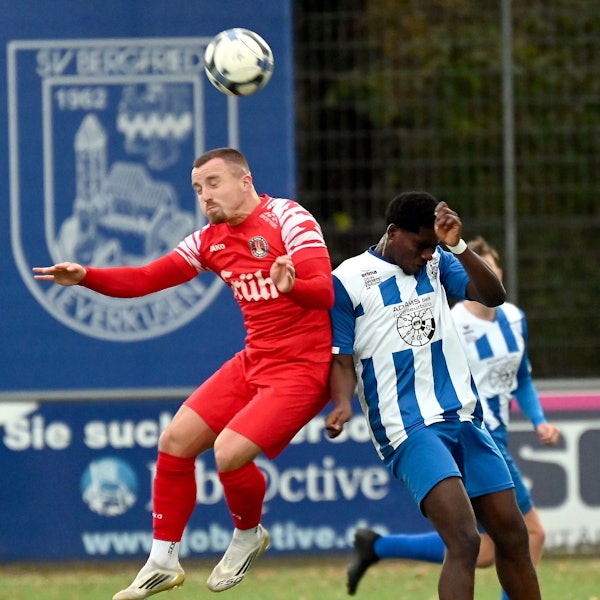 30.11.2025, Fussball-Bergfried Leverkusen-Rheindorf Köln Nord
links: Manuel Montag (Rheindorf)
rechts: Dave Famakinwa (Bergfried)
Foto: Uli Herhaus
