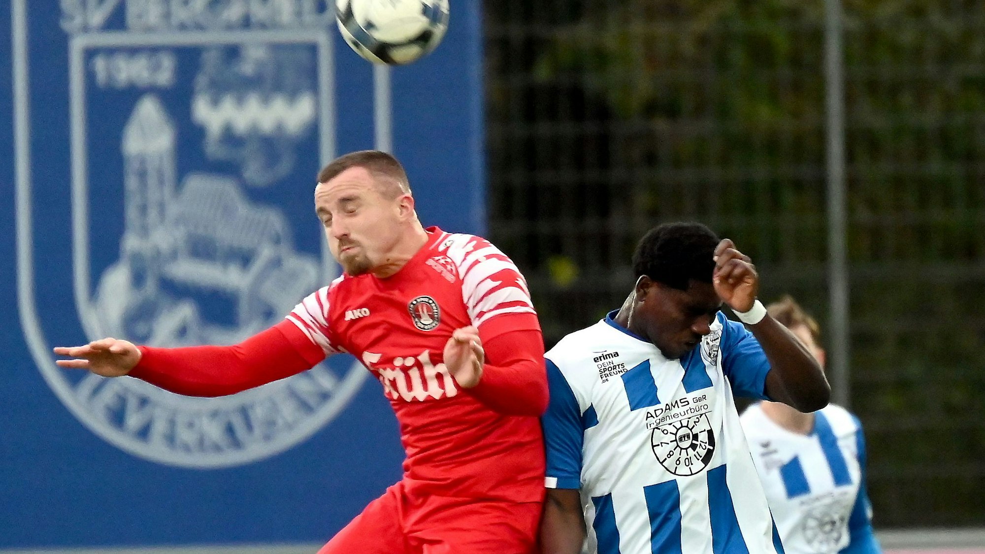 30.11.2025, Fussball-Bergfried Leverkusen-Rheindorf Köln Nord
links: Manuel Montag (Rheindorf)
rechts: Dave Famakinwa (Bergfried)
Foto: Uli Herhaus